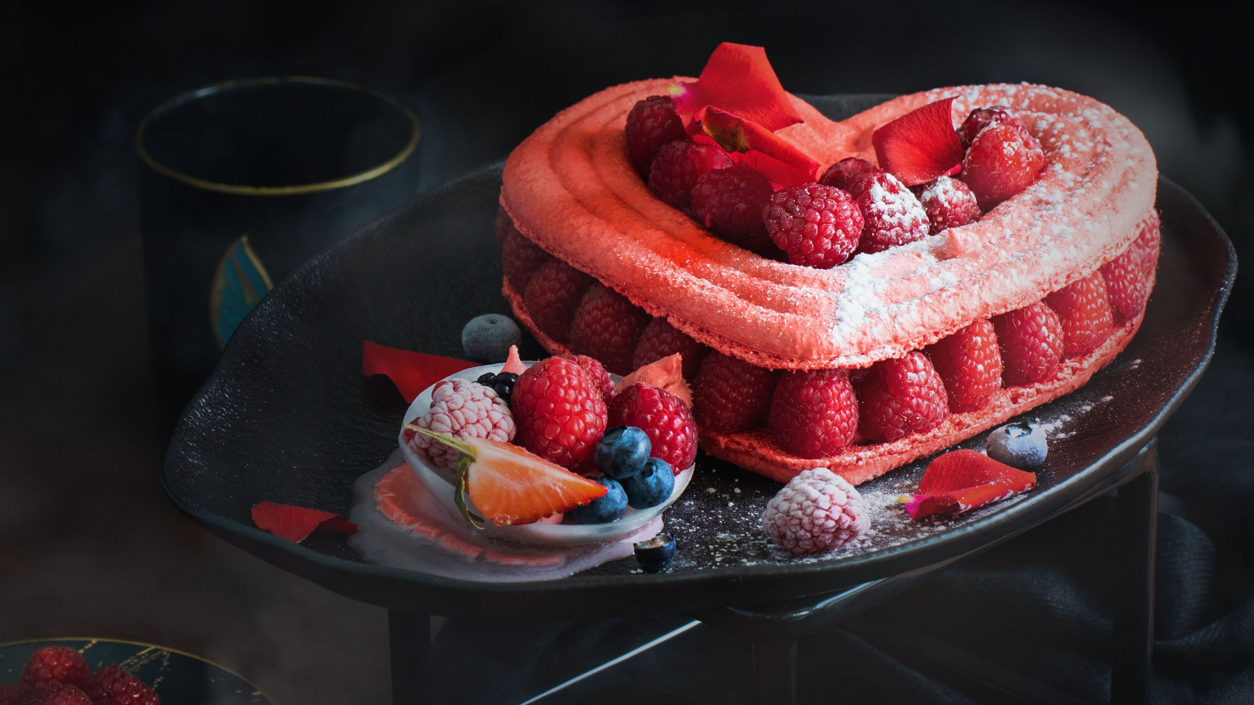 Gâteau en Forme de Coeur Rouge et Blanc Sur Plateau. Wallpaper in 2560x1440 Resolution