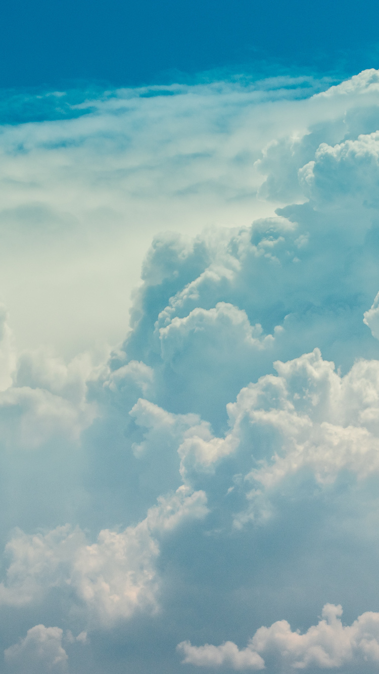 Weiße Wolken Und Blauer Himmel. Wallpaper in 750x1334 Resolution