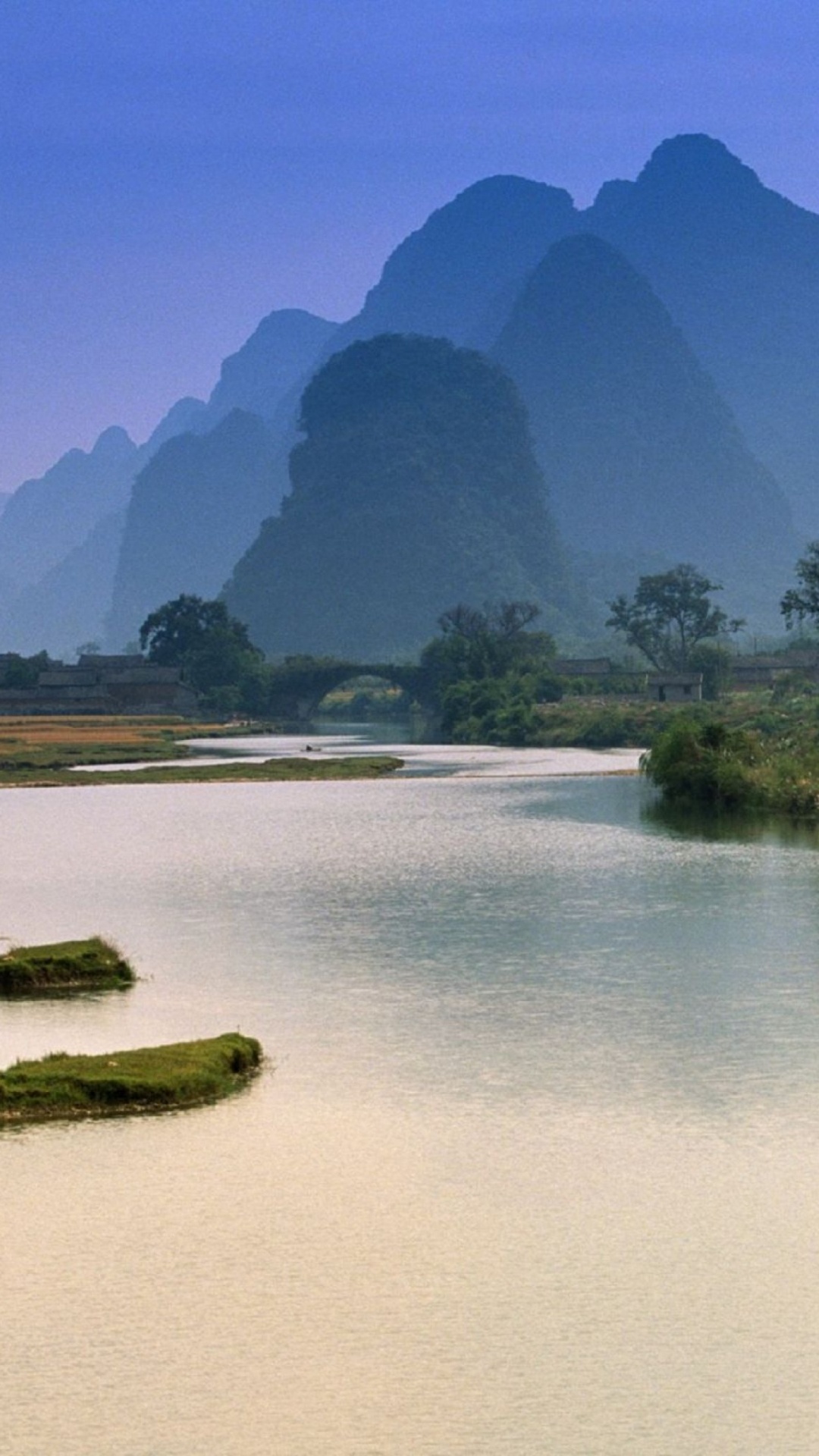 Champ D'herbe Verte Près du Lac Pendant la Journée. Wallpaper in 1080x1920 Resolution