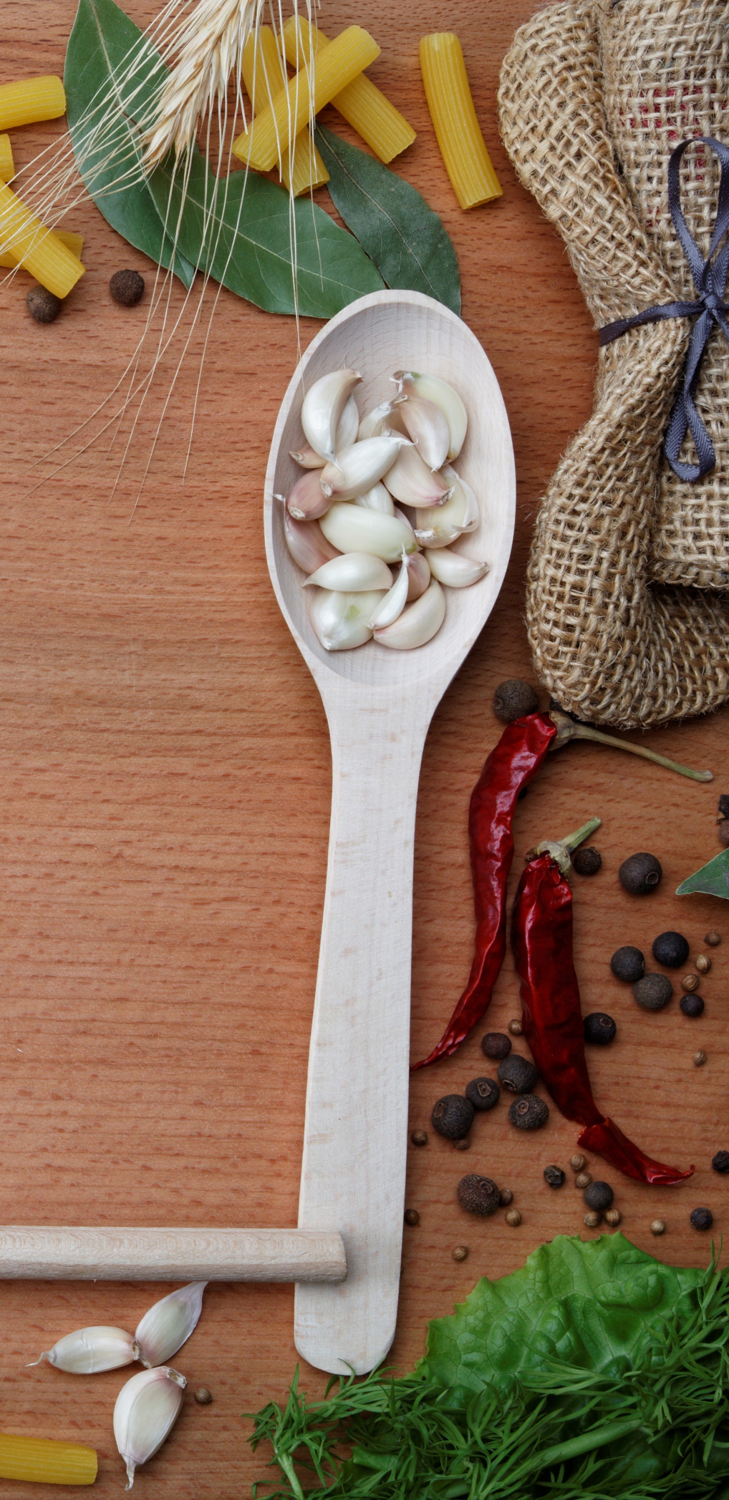 Cuchara de Madera Marrón Con Una Variedad de Especias. Wallpaper in 1440x2960 Resolution