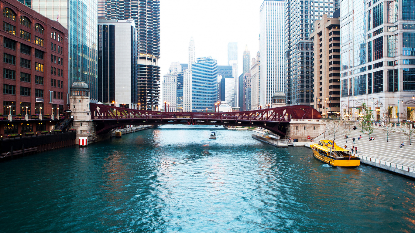 Bateau Blanc et Noir Sur la Rivière Près Des Bâtiments de la Ville Pendant la Journée. Wallpaper in 1366x768 Resolution