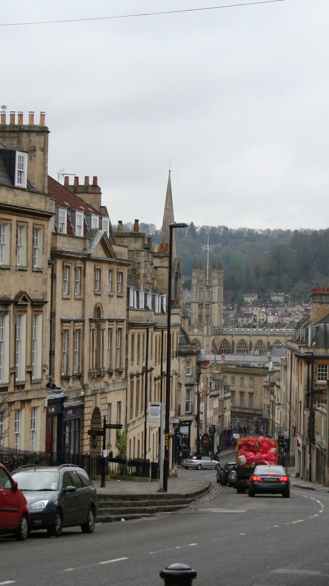 Voiture Rouge Sur Route Près D'un Bâtiment en Béton Brun Pendant la Journée. Wallpaper in 1080x1920 Resolution