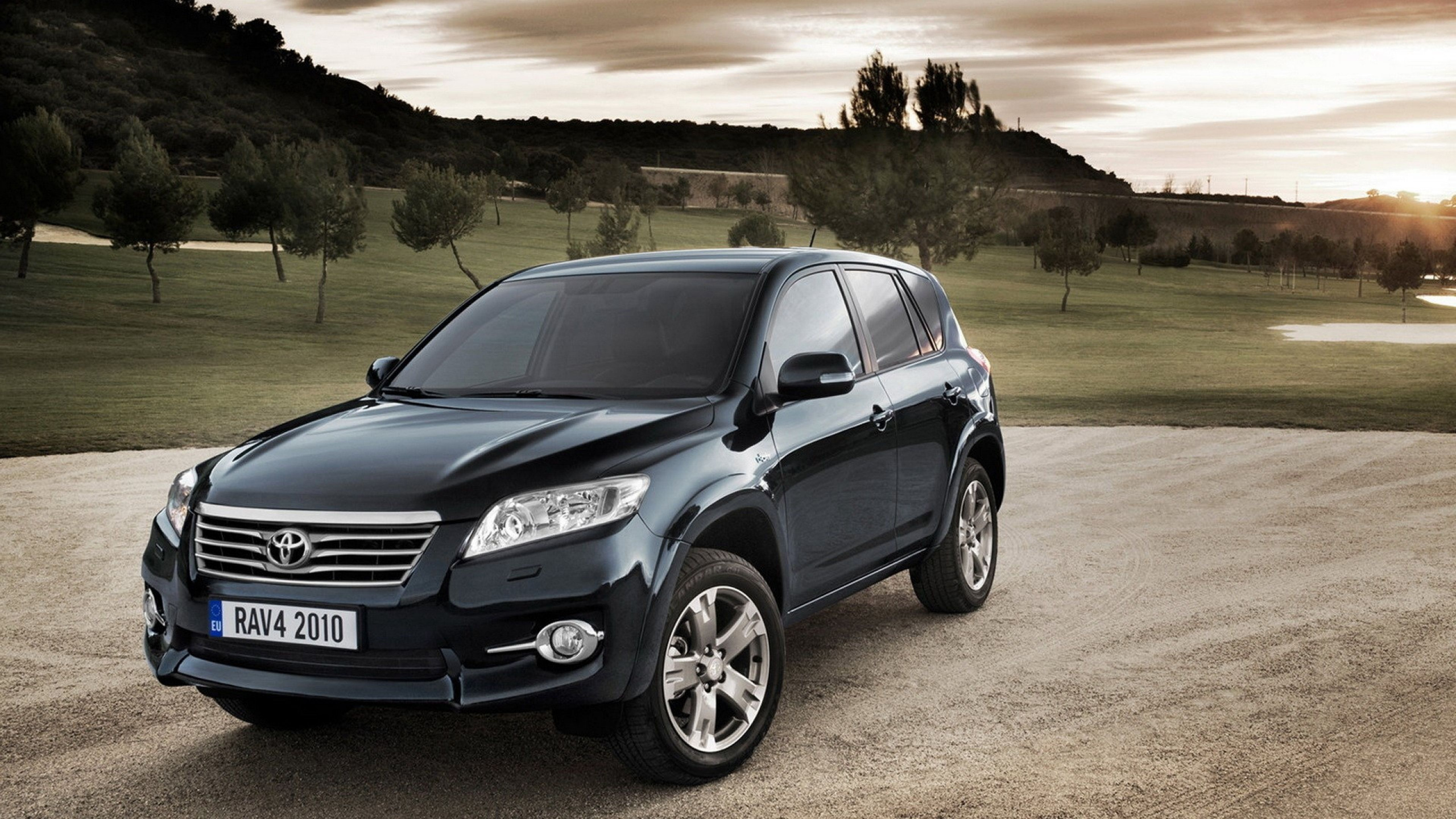 Honda Suv Negro en la Carretera Durante el Día. Wallpaper in 2560x1440 Resolution