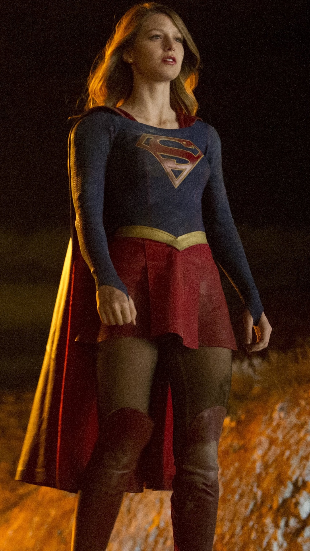 Femme en Robe à Manches Longues Bleu et Rouge Debout Sur Champ Brun. Wallpaper in 1080x1920 Resolution