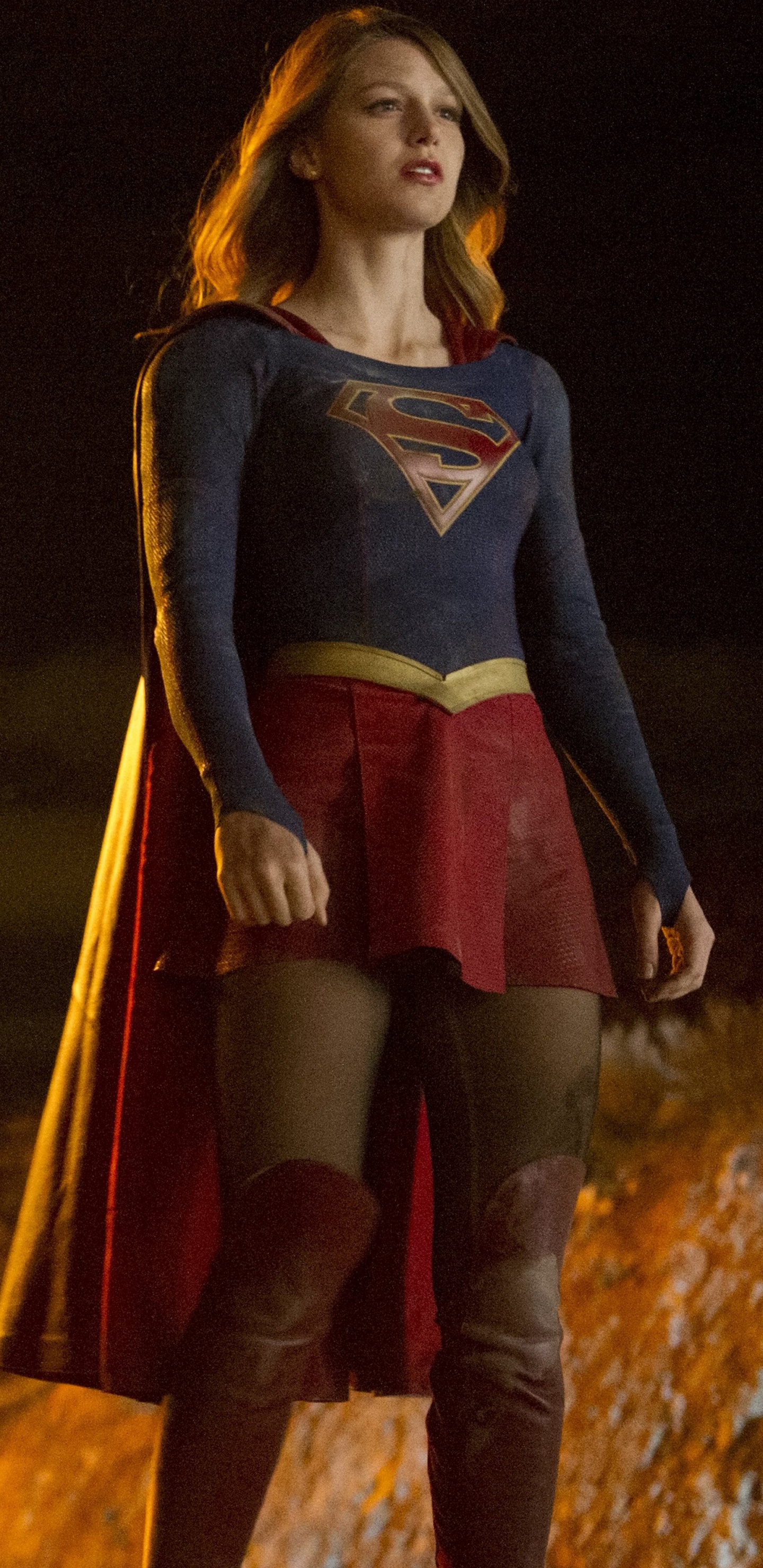 Femme en Robe à Manches Longues Bleu et Rouge Debout Sur Champ Brun. Wallpaper in 1440x2960 Resolution