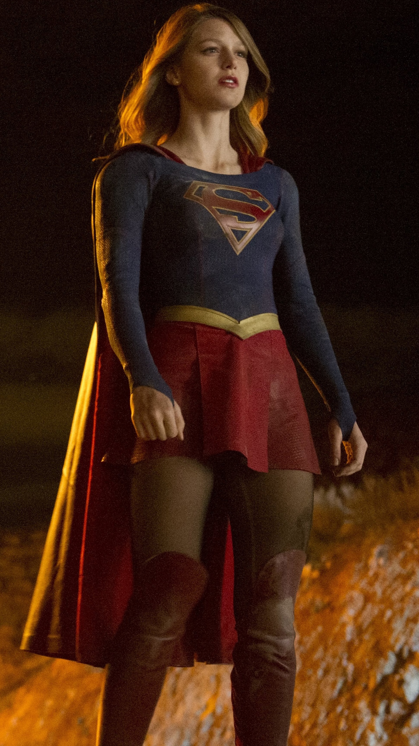 Frau im Blau-roten Langärmeligen Kleid Stehend Auf Braunem Feld. Wallpaper in 1440x2560 Resolution