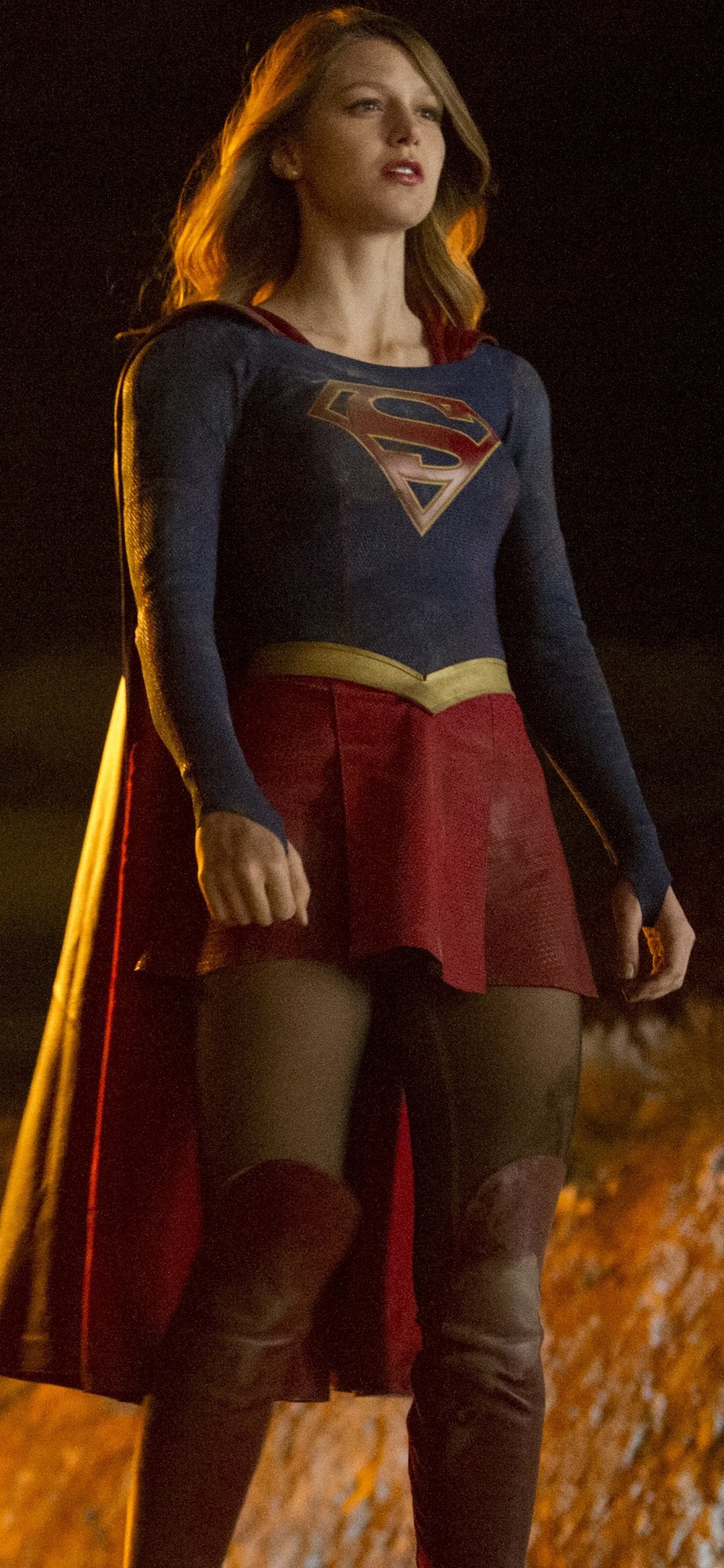 Mujer en Vestido de Manga Larga Azul y Rojo de Pie en Campo Marrón. Wallpaper in 1242x2688 Resolution