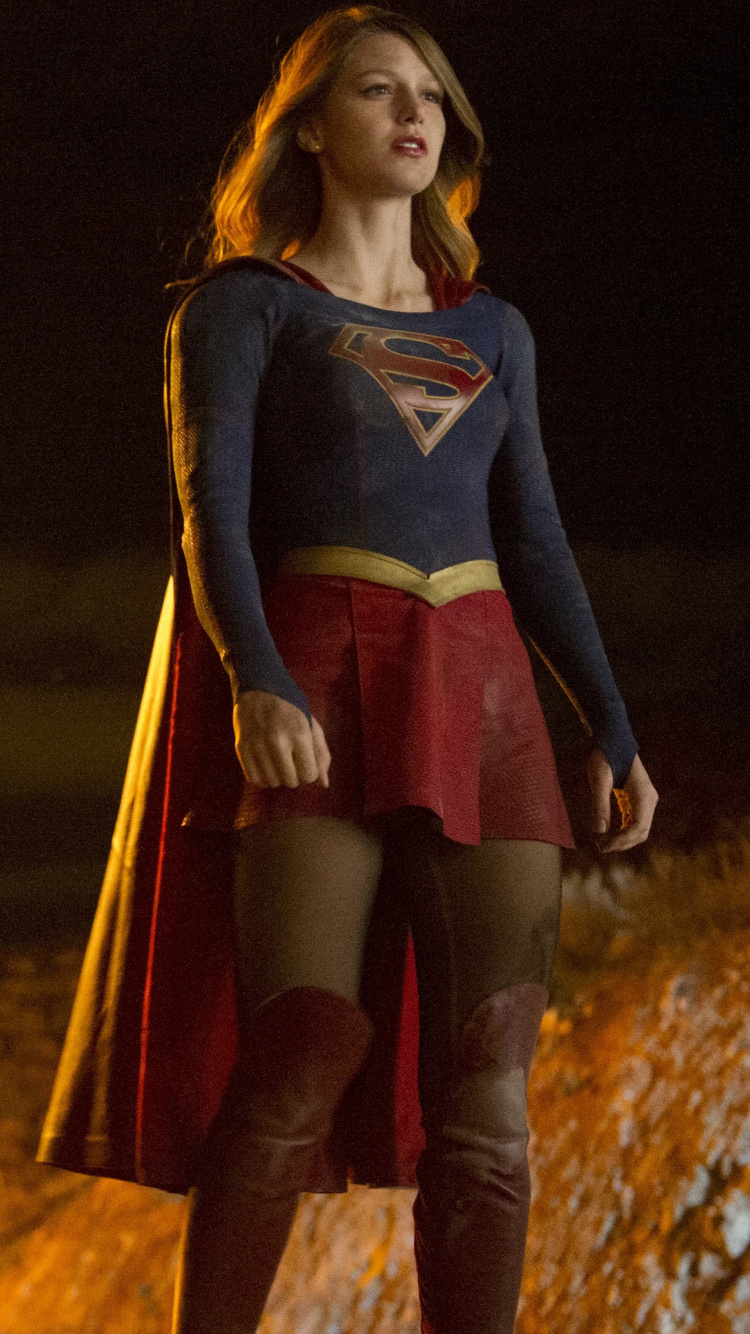 Mujer en Vestido de Manga Larga Azul y Rojo de Pie en Campo Marrón. Wallpaper in 750x1334 Resolution