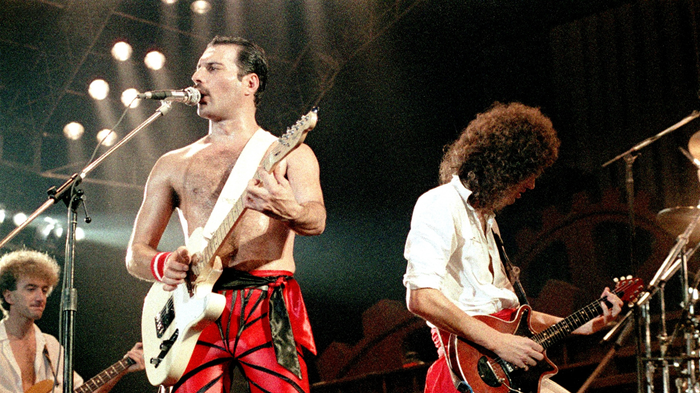 John Deacon, Queen, Leistung, Musik, Musiker. Wallpaper in 1366x768 Resolution