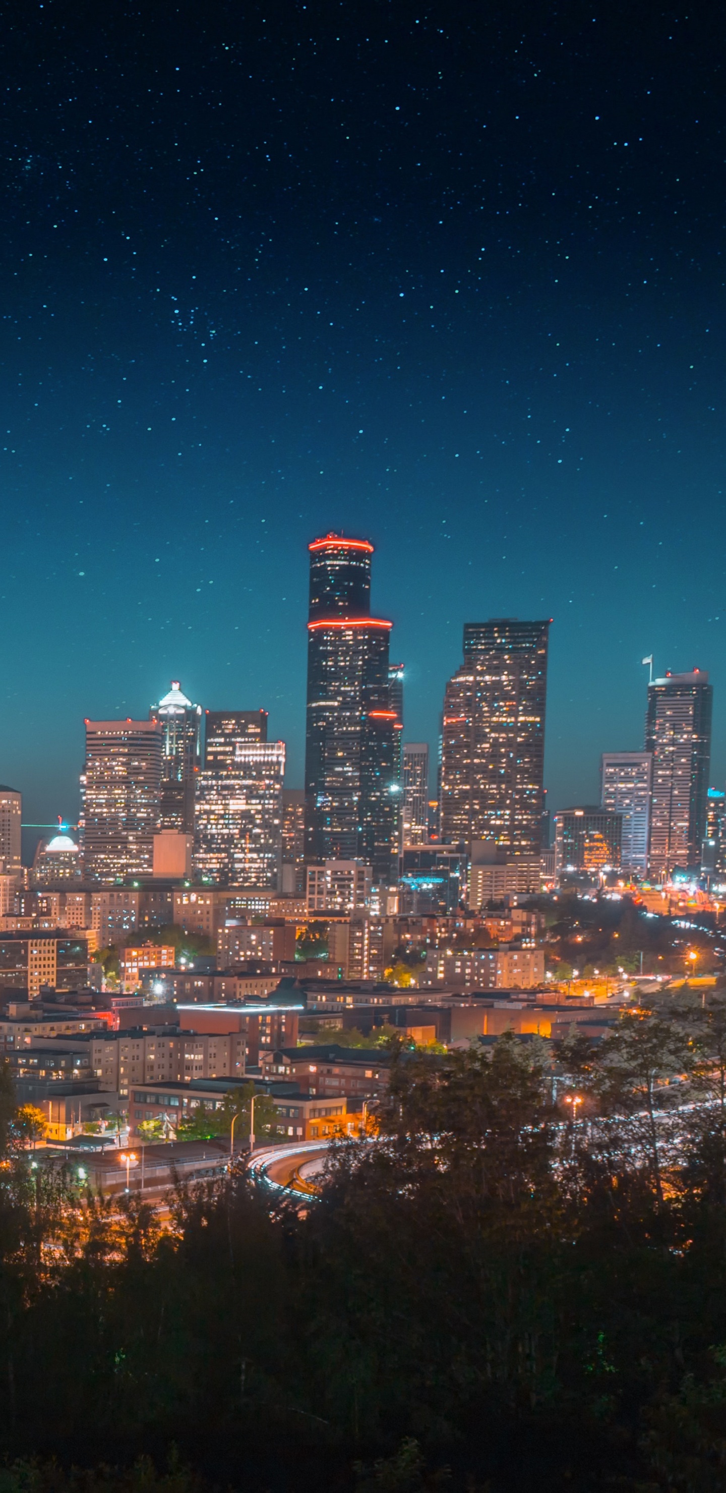 Ville Avec Des Immeubles de Grande Hauteur Pendant la Nuit. Wallpaper in 1440x2960 Resolution