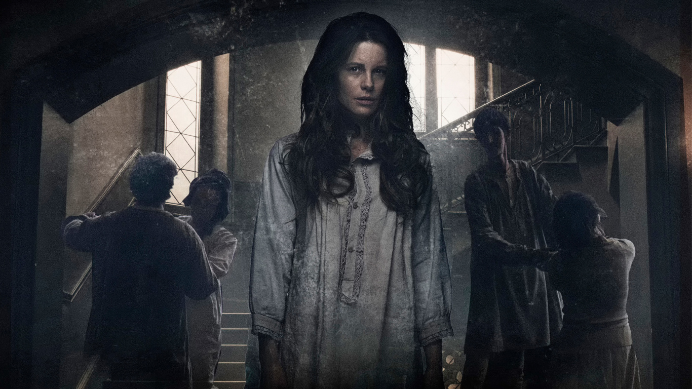 Femme en Manteau Gris Debout à Côté de L'homme en Veste Noire. Wallpaper in 1366x768 Resolution