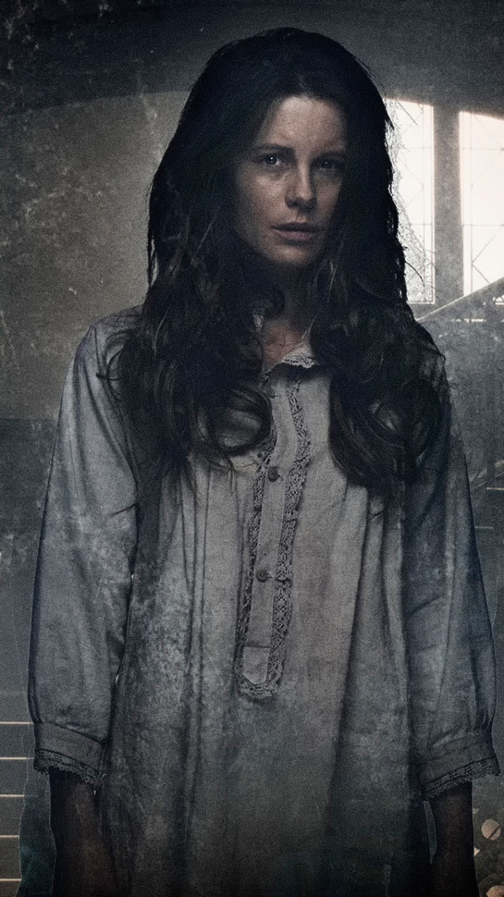 Femme en Manteau Gris Debout à Côté de L'homme en Veste Noire. Wallpaper in 720x1280 Resolution