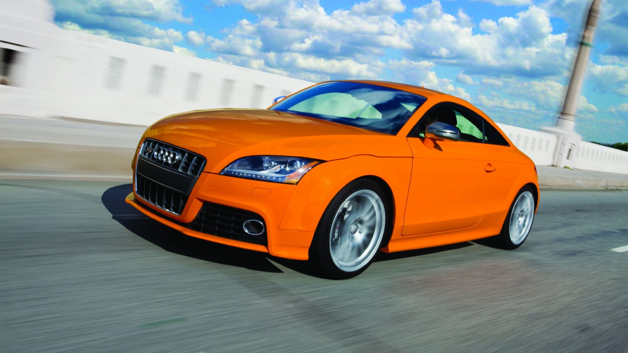 Gelbes Audi Coupé Tagsüber Unterwegs On. Wallpaper in 1280x720 Resolution