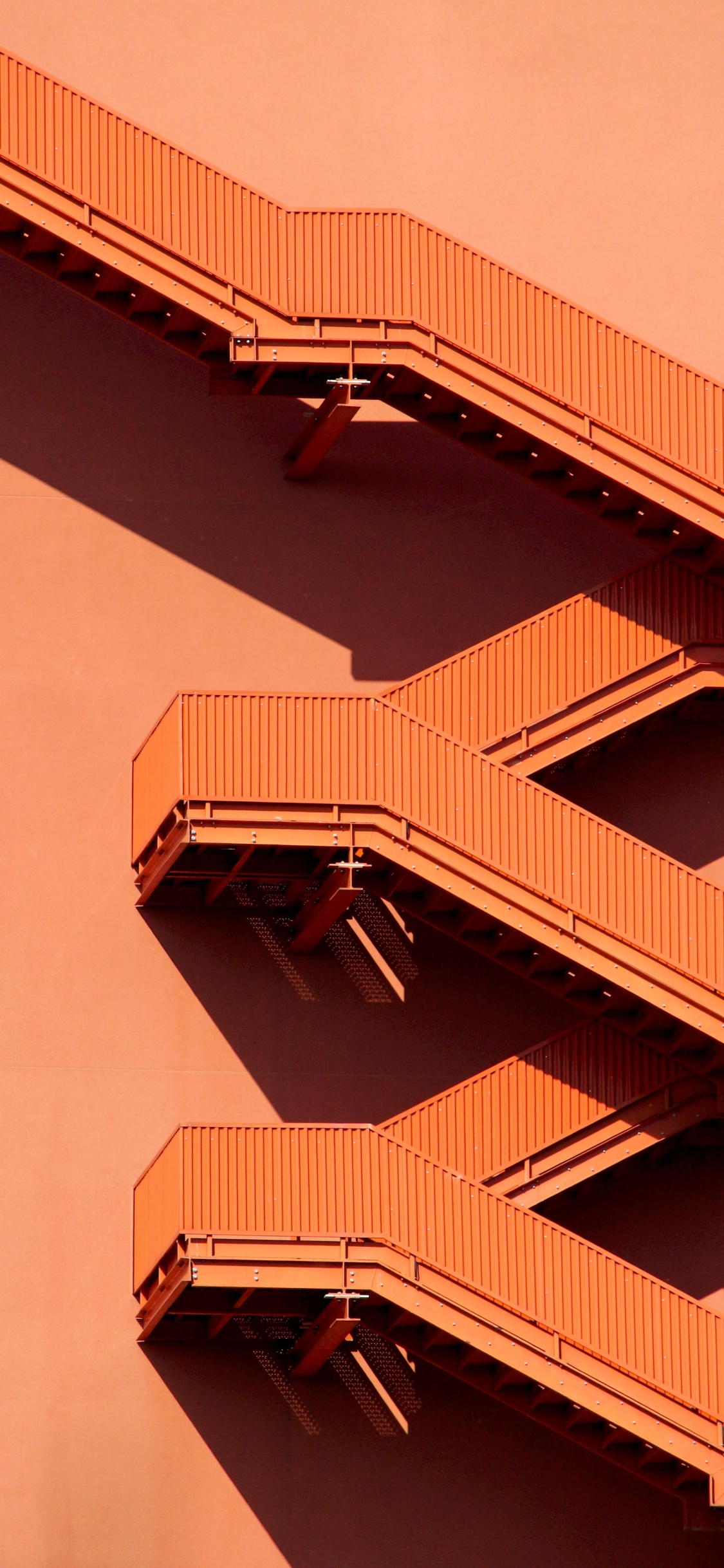 Braunes Betongebäude Tagsüber. Wallpaper in 1125x2436 Resolution