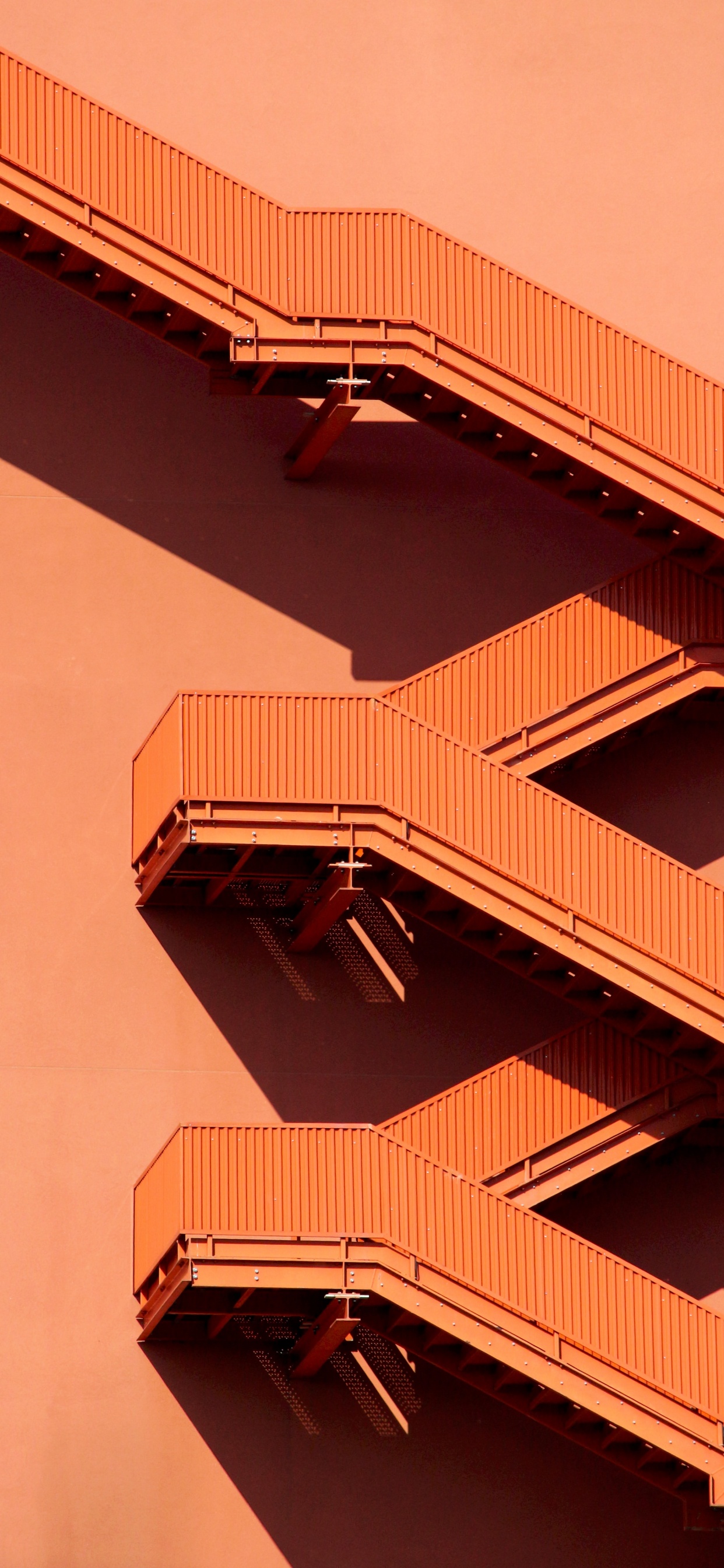 Braunes Betongebäude Tagsüber. Wallpaper in 1242x2688 Resolution