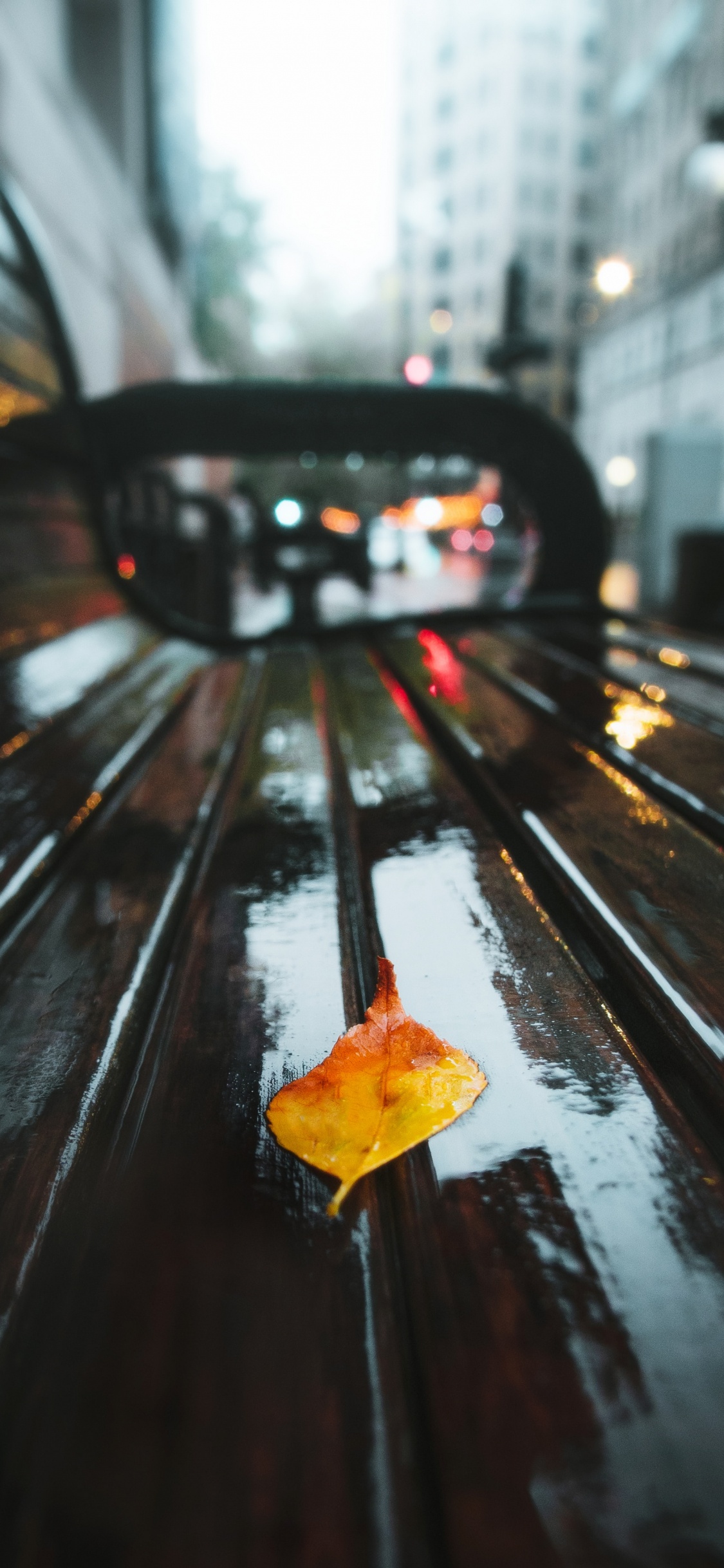 Signo de Flecha Amarilla en la Carretera Durante el Día. Wallpaper in 1125x2436 Resolution