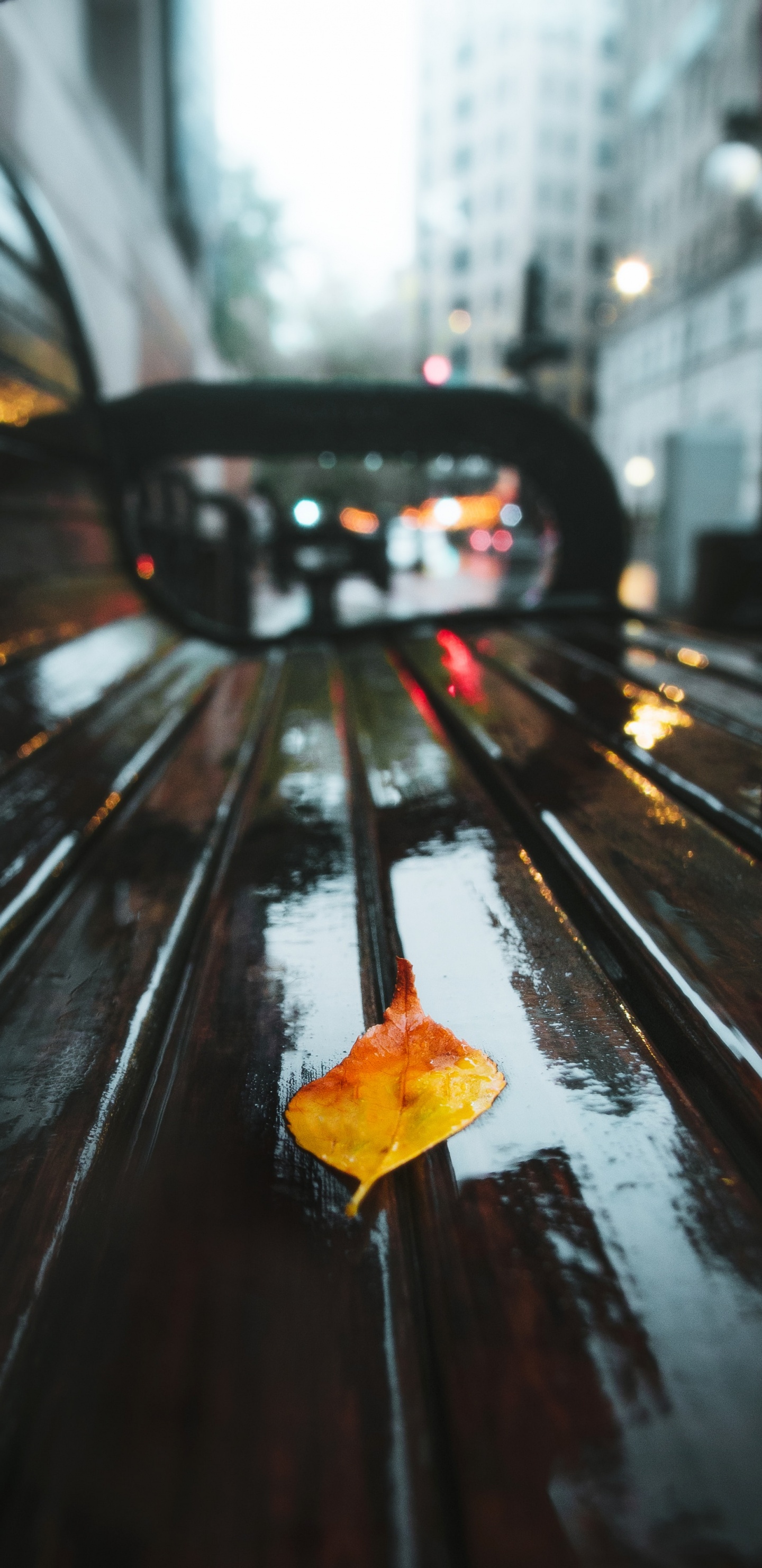 Signo de Flecha Amarilla en la Carretera Durante el Día. Wallpaper in 1440x2960 Resolution