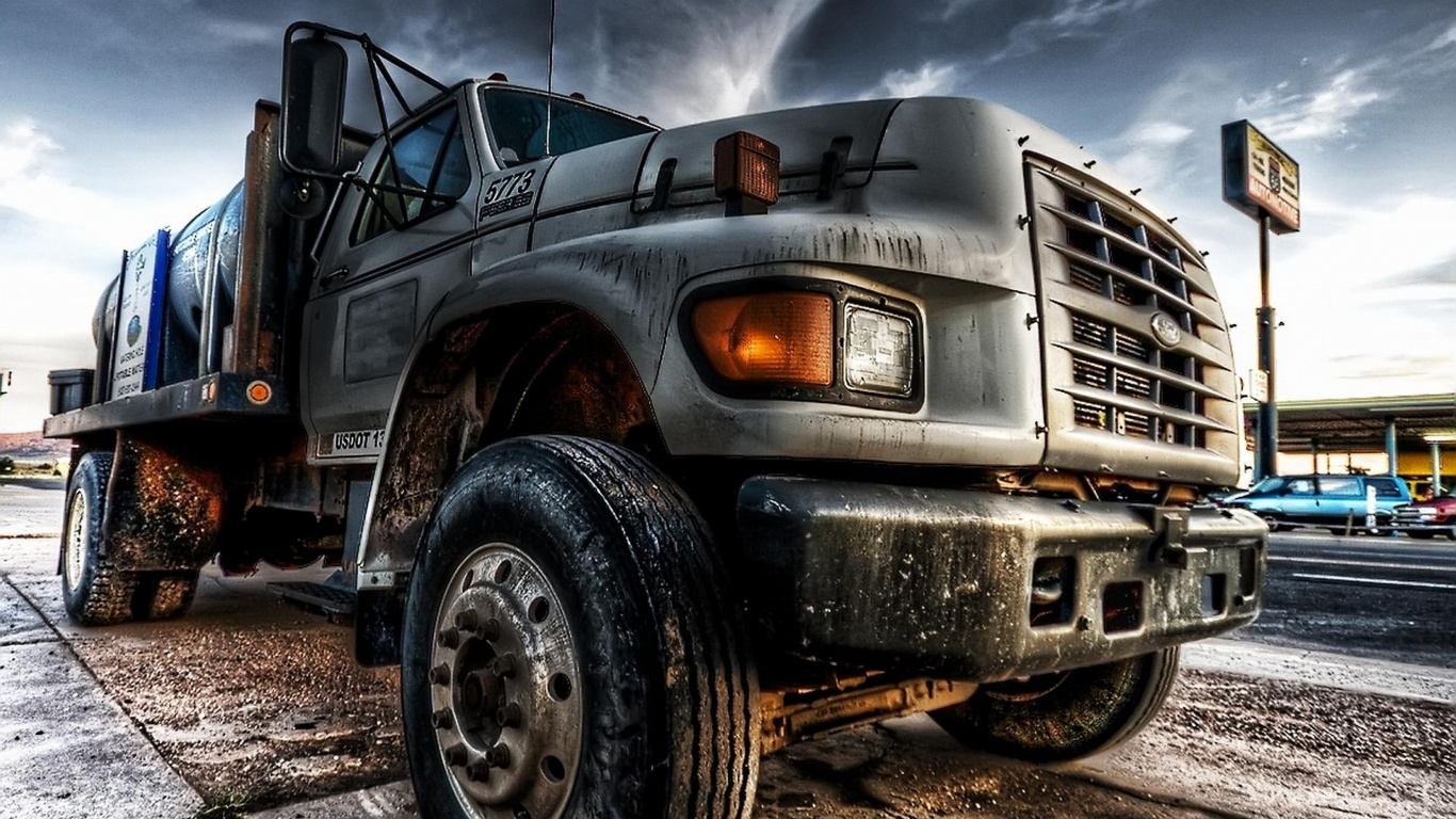 Grauer LKW Auf Grauem Feldweg Tagsüber. Wallpaper in 1366x768 Resolution