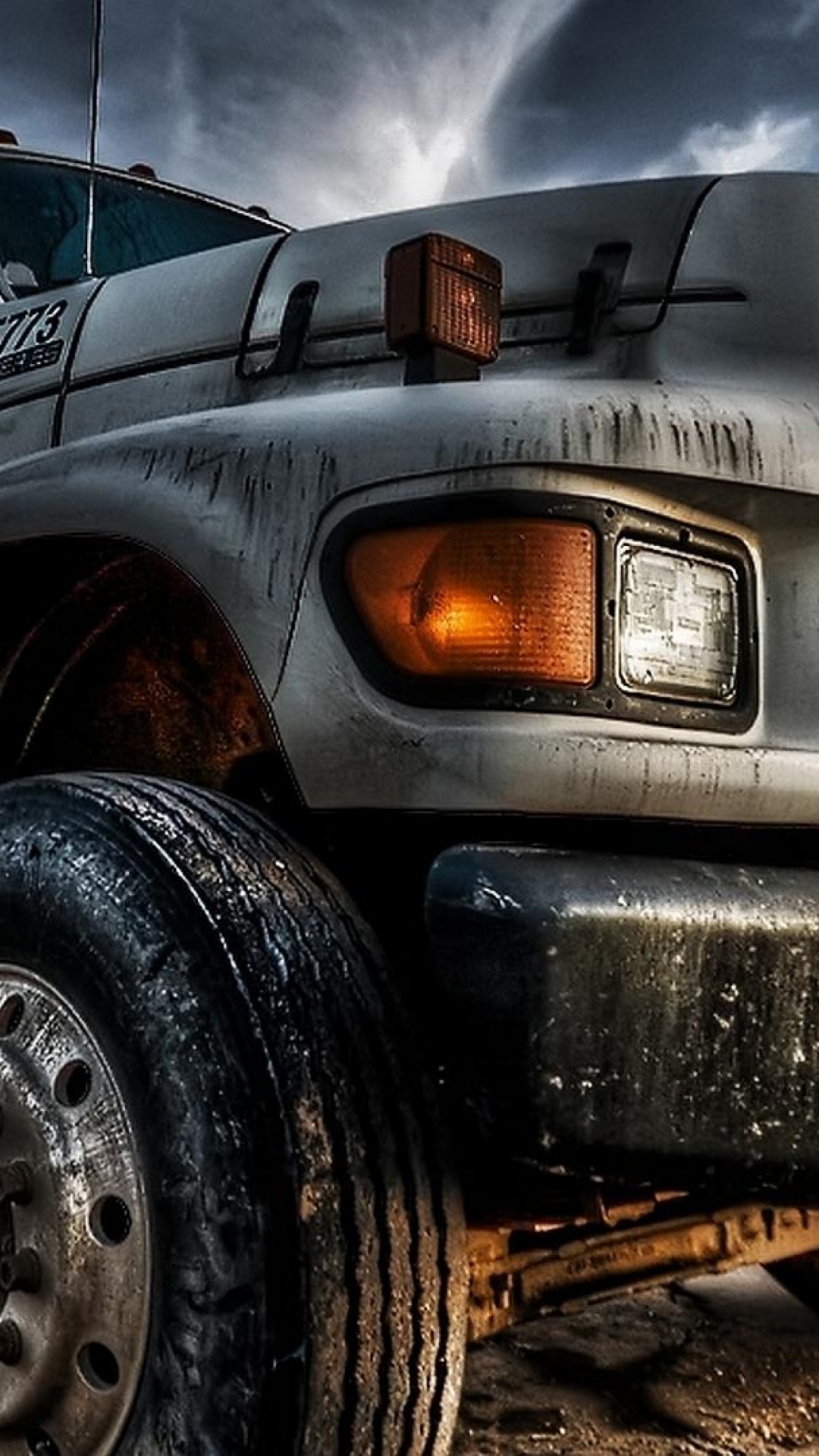 Camion Gris Sur un Chemin de Terre Gris Pendant la Journée. Wallpaper in 1080x1920 Resolution