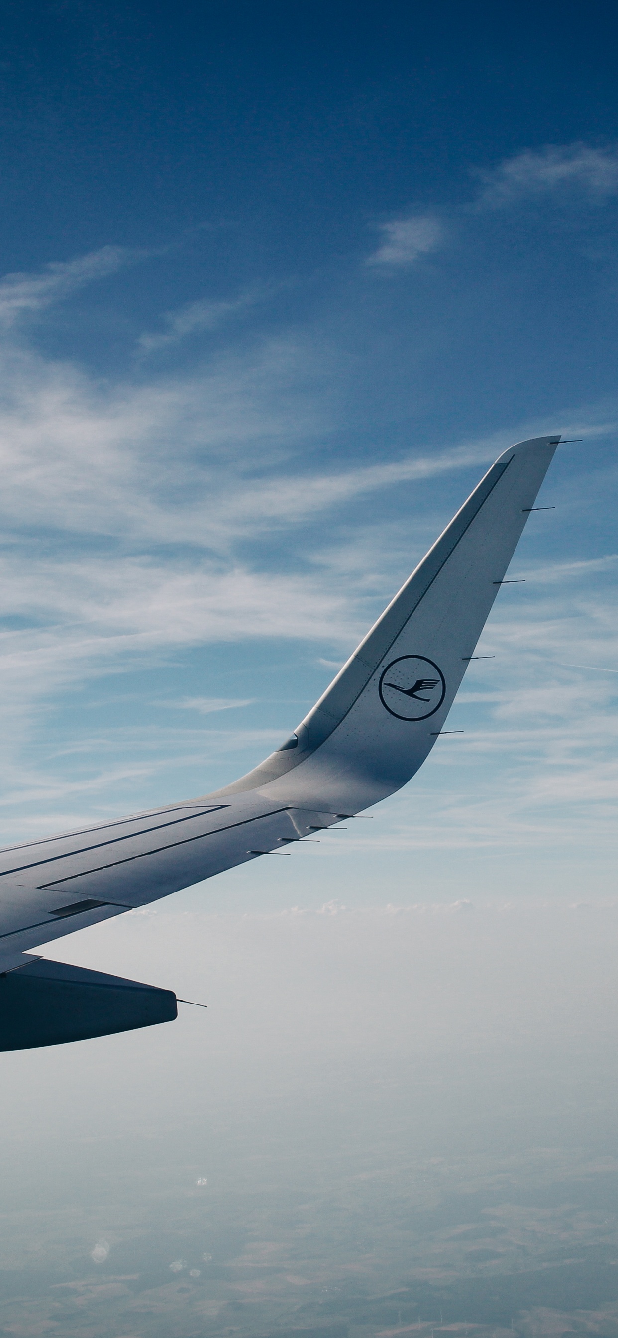 Ala de Avión Blanco Bajo un Cielo Azul y Nubes Blancas Durante el Día. Wallpaper in 1242x2688 Resolution