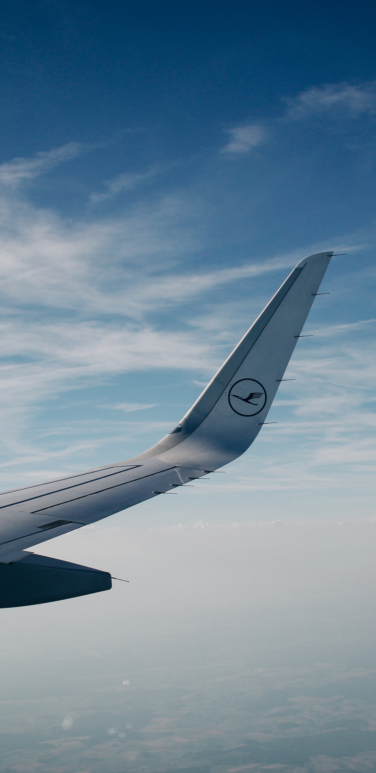 Weißer Flugzeugflügel Unter Blauem Himmel Und Weiße Wolken Tagsüber. Wallpaper in 1440x2960 Resolution