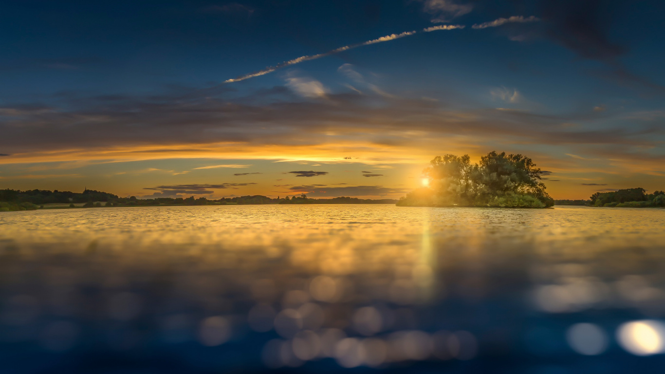 Green Trees Near Body of Water During Sunset. Wallpaper in 1366x768 Resolution