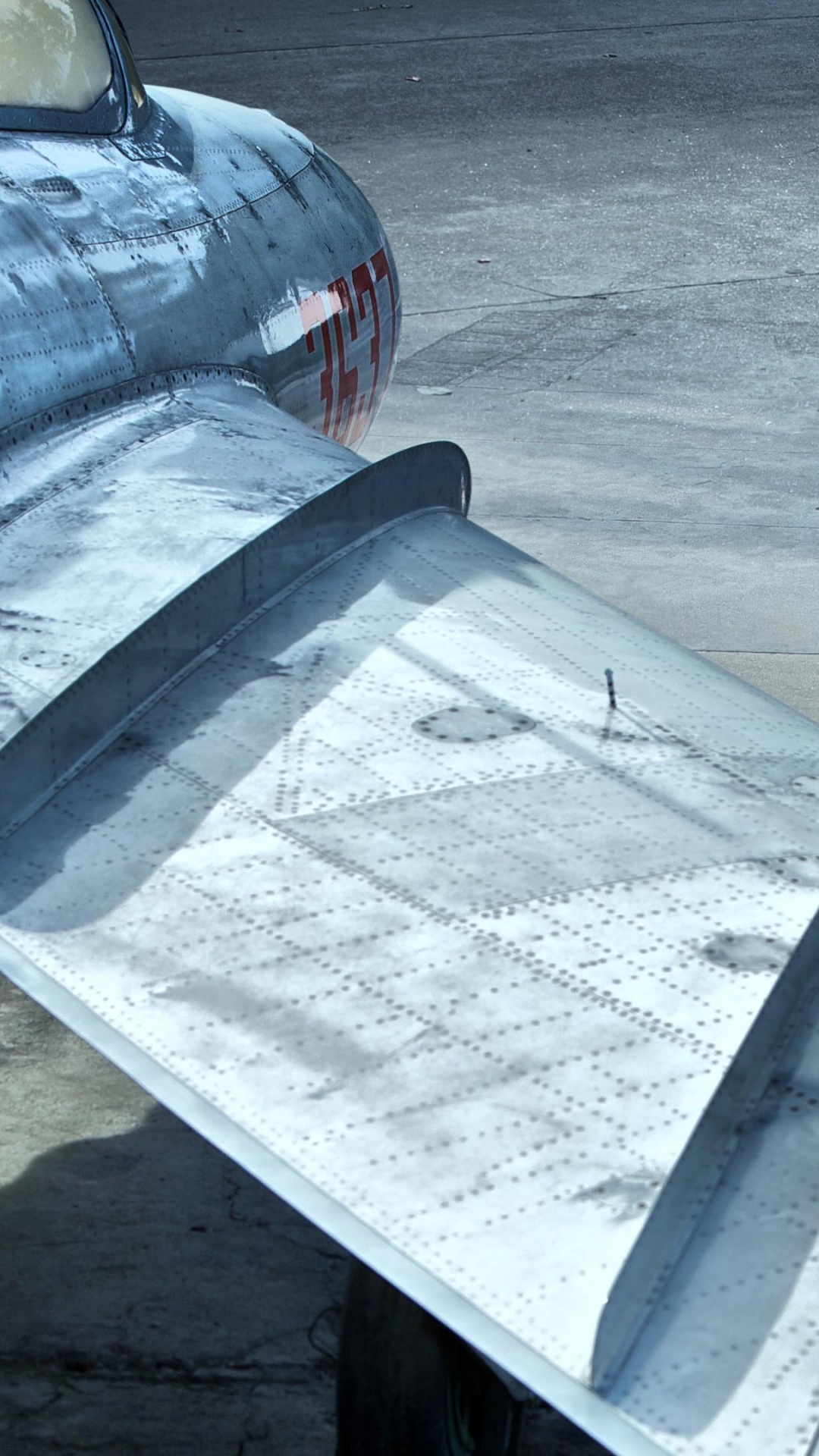 Silver Porsche 911 Estacionado en el Estacionamiento. Wallpaper in 1080x1920 Resolution