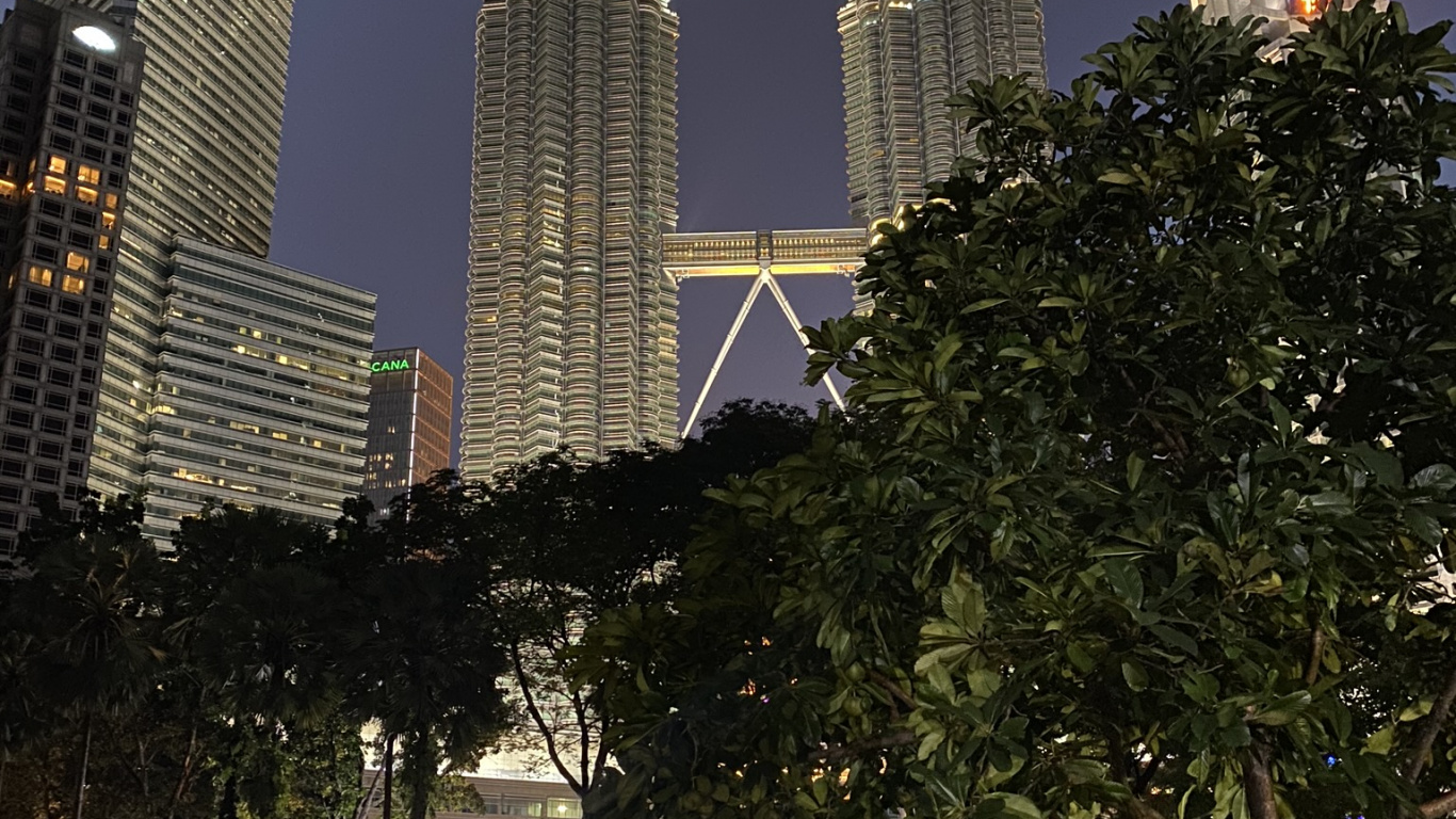 Las Torres Petronas, Kuala Lumpur, Malasia, Agua, Torre de Bloques. Wallpaper in 1366x768 Resolution