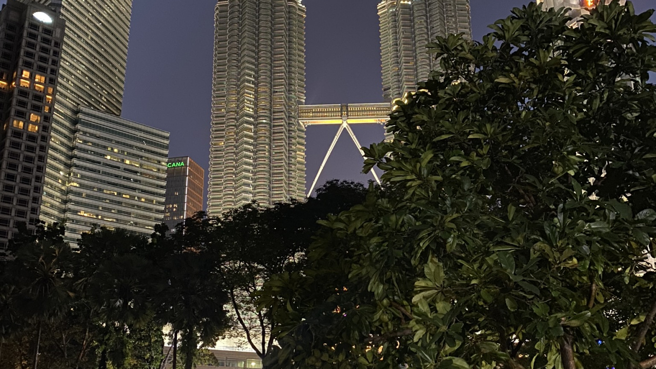 Petronas Towers, Kuala Lumpur, Malaysia, Water, Tower Block. Wallpaper in 1280x720 Resolution