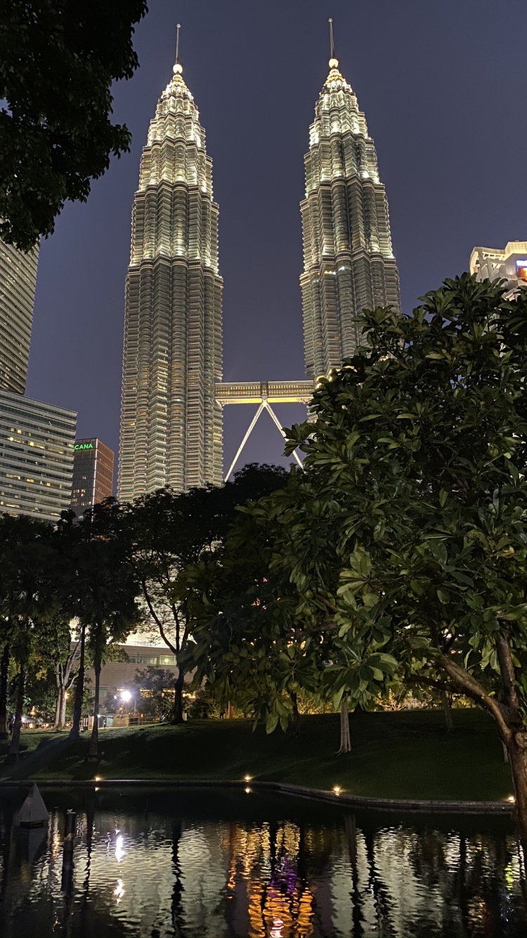 Petronas Towers, Kuala Lumpur, Malaysien, Wasser, Tower Block. Wallpaper in 750x1334 Resolution