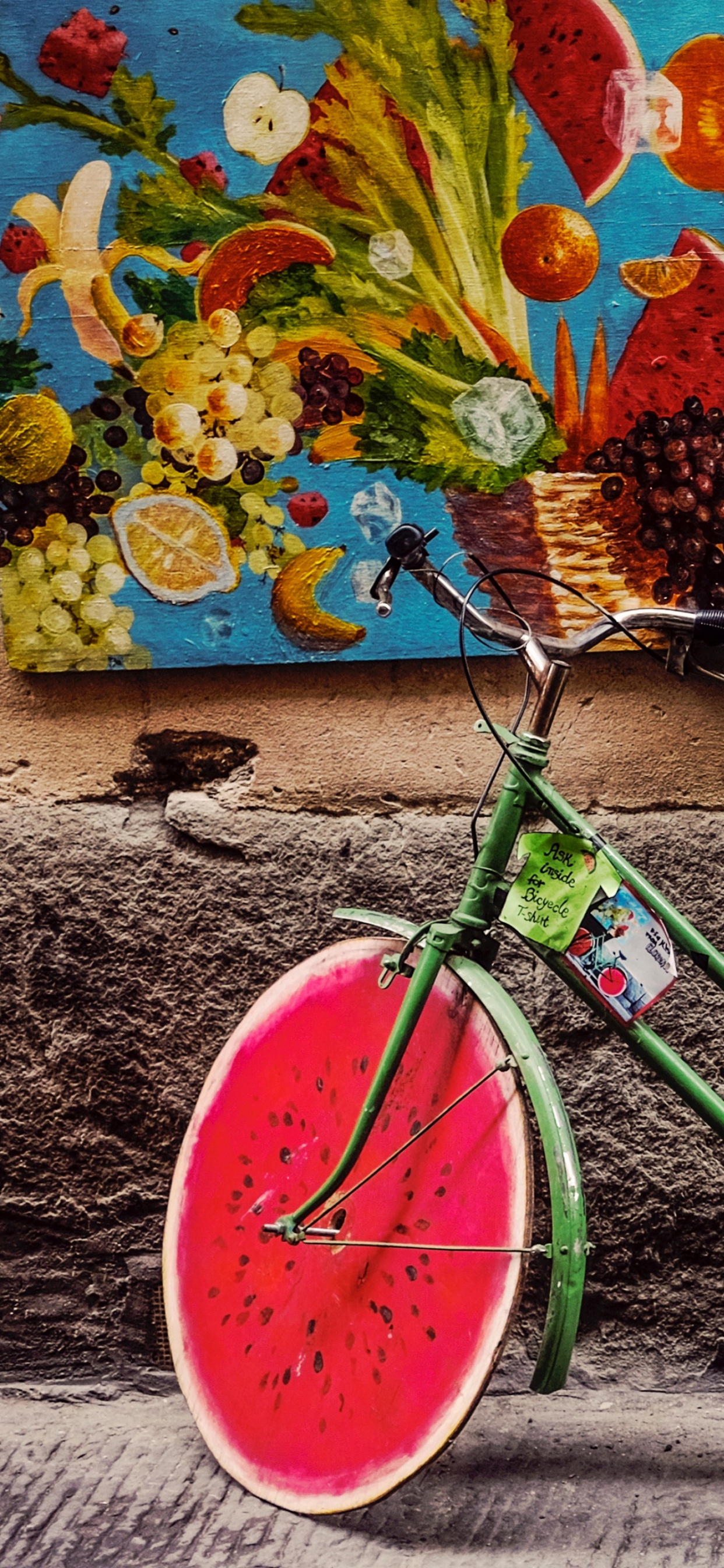 Grünes Citybike, Das an Die Wand Gelehnt Ist. Wallpaper in 1242x2688 Resolution