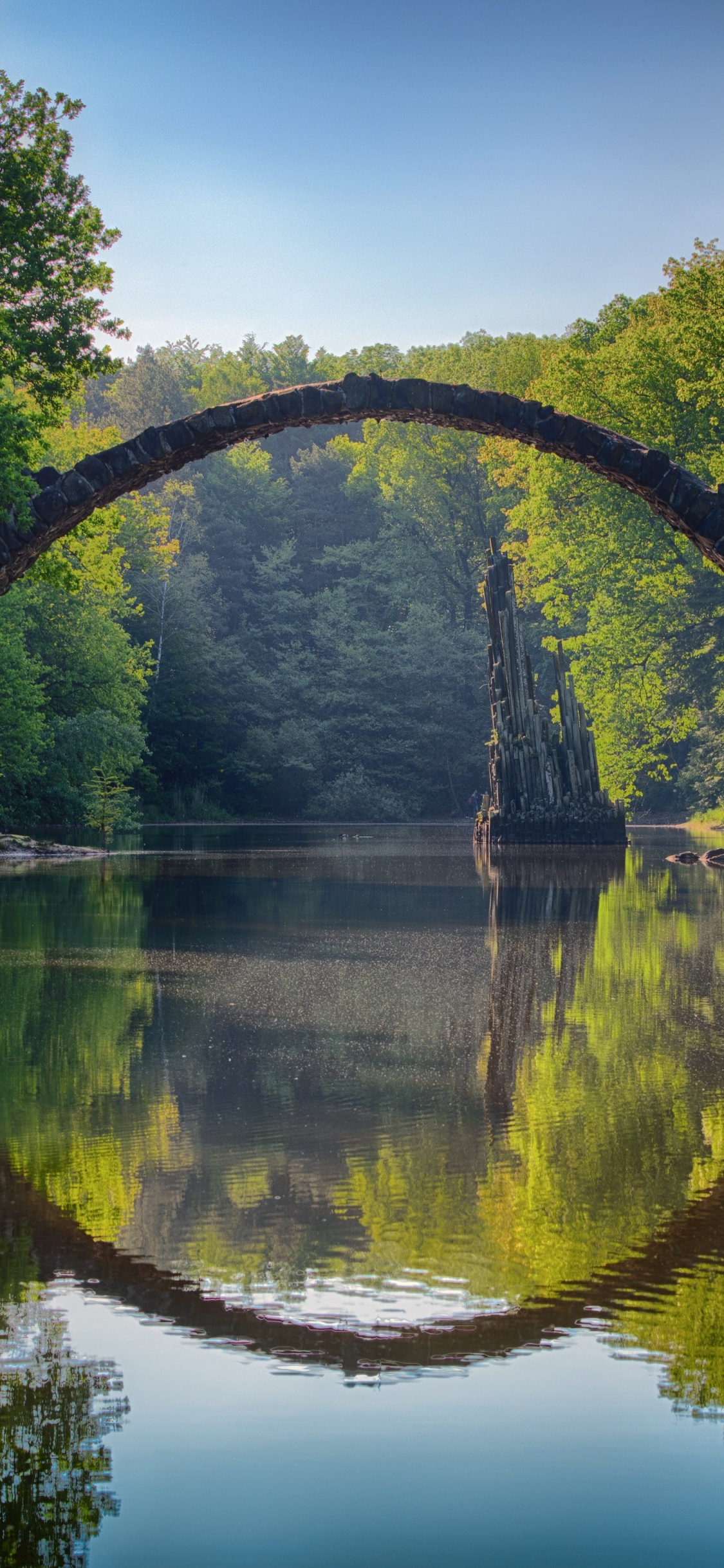 Die Teufelsbrücke, Kromlau, Brücke, Wasser, Wasserressourcen. Wallpaper in 1125x2436 Resolution
