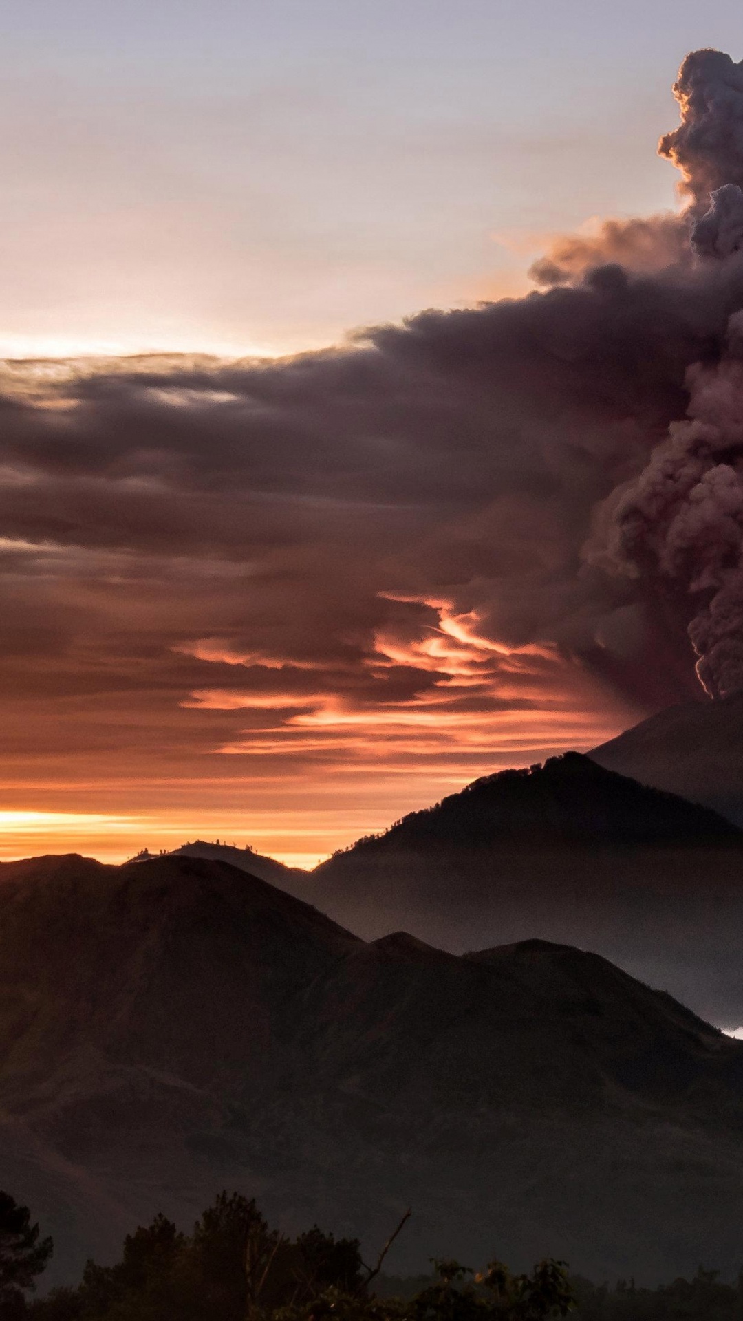 Schwarz-weißer Berg Unter Weißen Wolken Bei Sonnenuntergang. Wallpaper in 1080x1920 Resolution