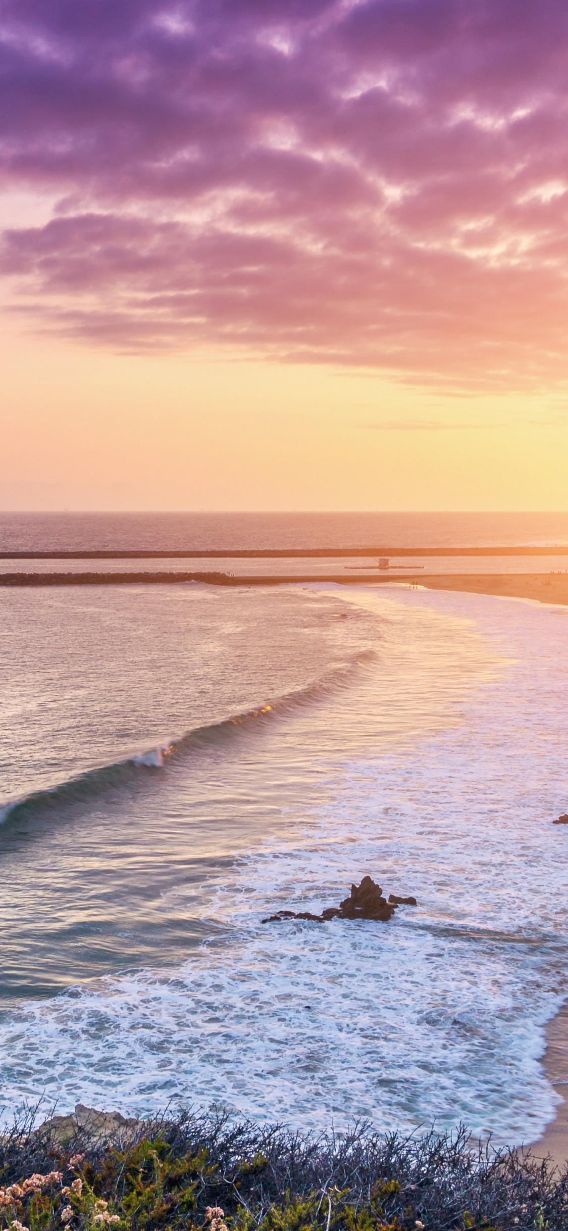 Gewässer Unter Bewölktem Himmel Tagsüber. Wallpaper in 1125x2436 Resolution