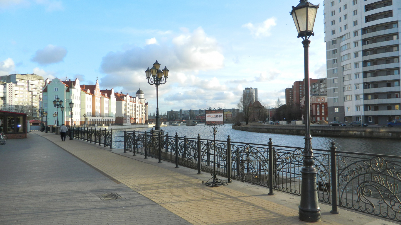 Valla de Metal Negro Cerca Del Cuerpo de Agua Durante el Día. Wallpaper in 1366x768 Resolution