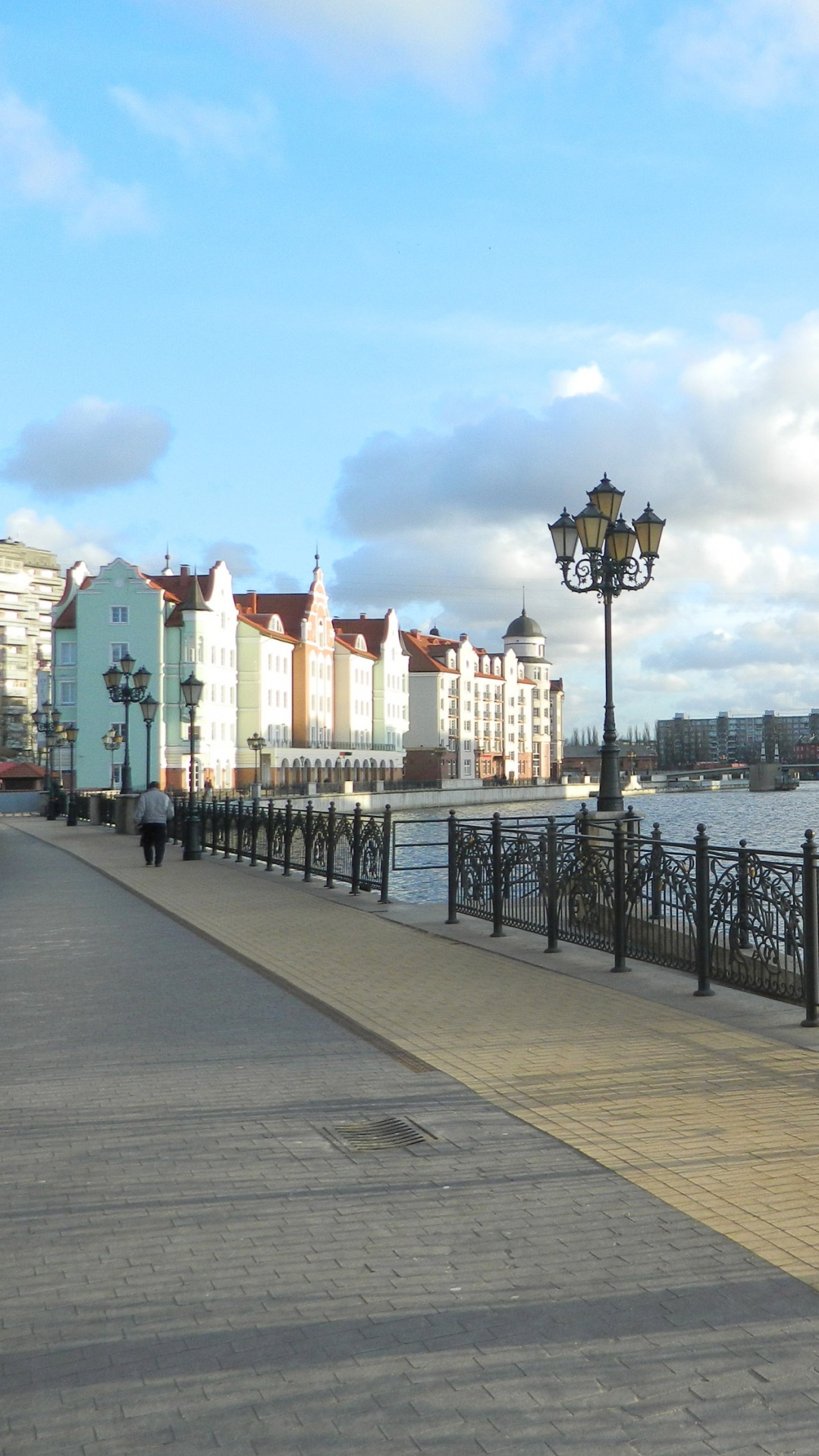 Clôture en Métal Noir Près D'un Plan D'eau Pendant la Journée. Wallpaper in 1080x1920 Resolution
