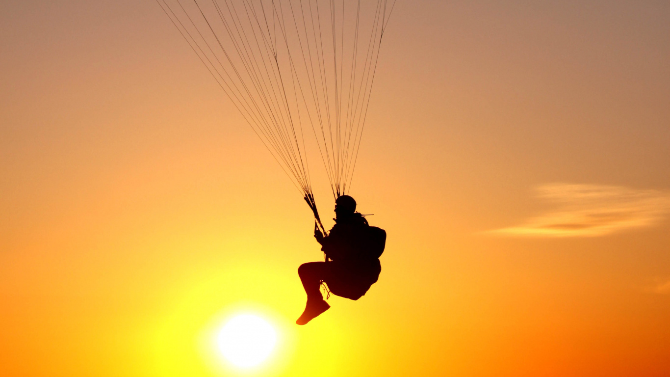 Silhouette de Personne Équitation Parachute Pendant le Coucher du Soleil. Wallpaper in 1366x768 Resolution