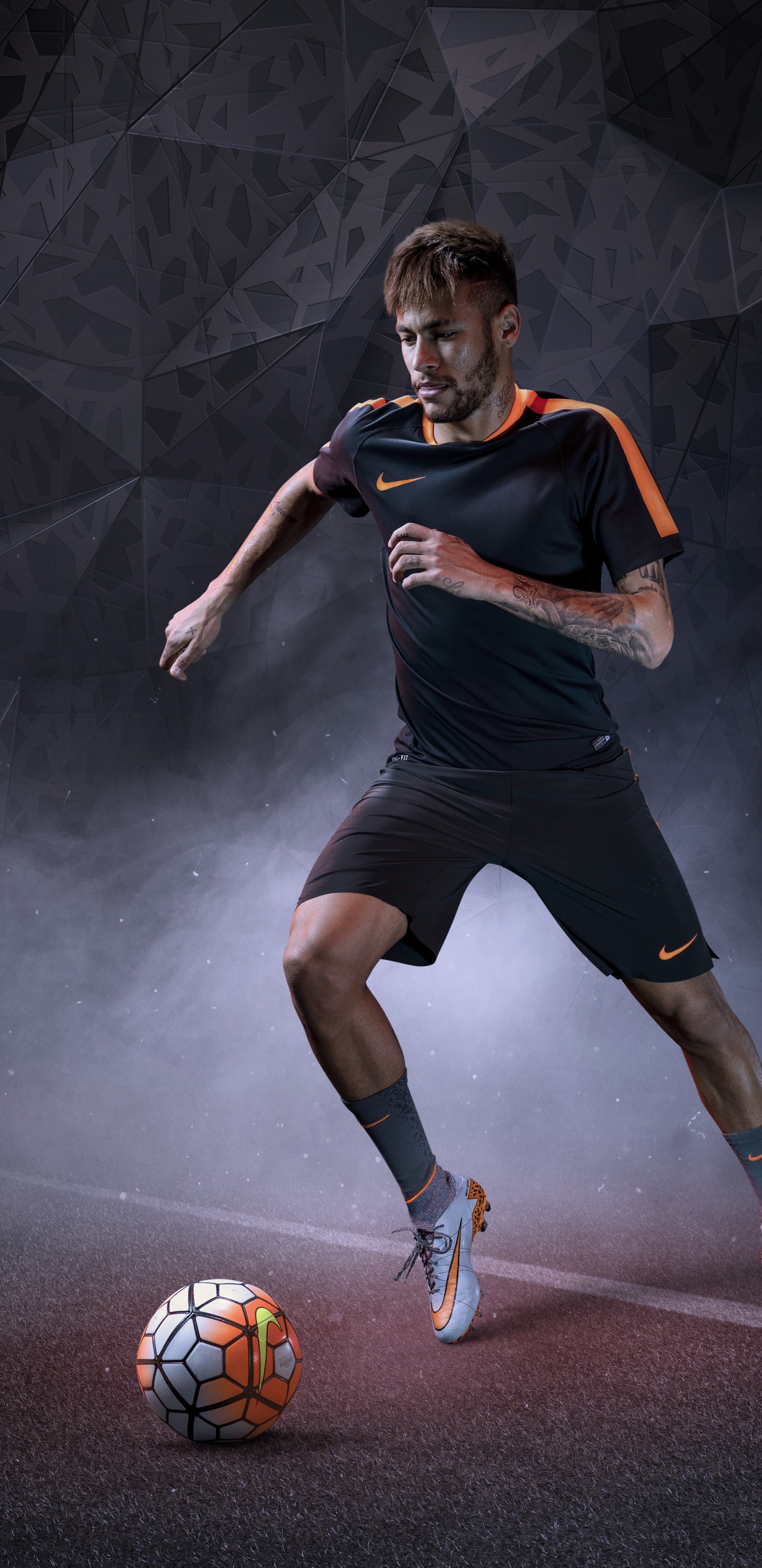 Homme en Maillot Noir et Short Jouant au Football. Wallpaper in 1440x2960 Resolution