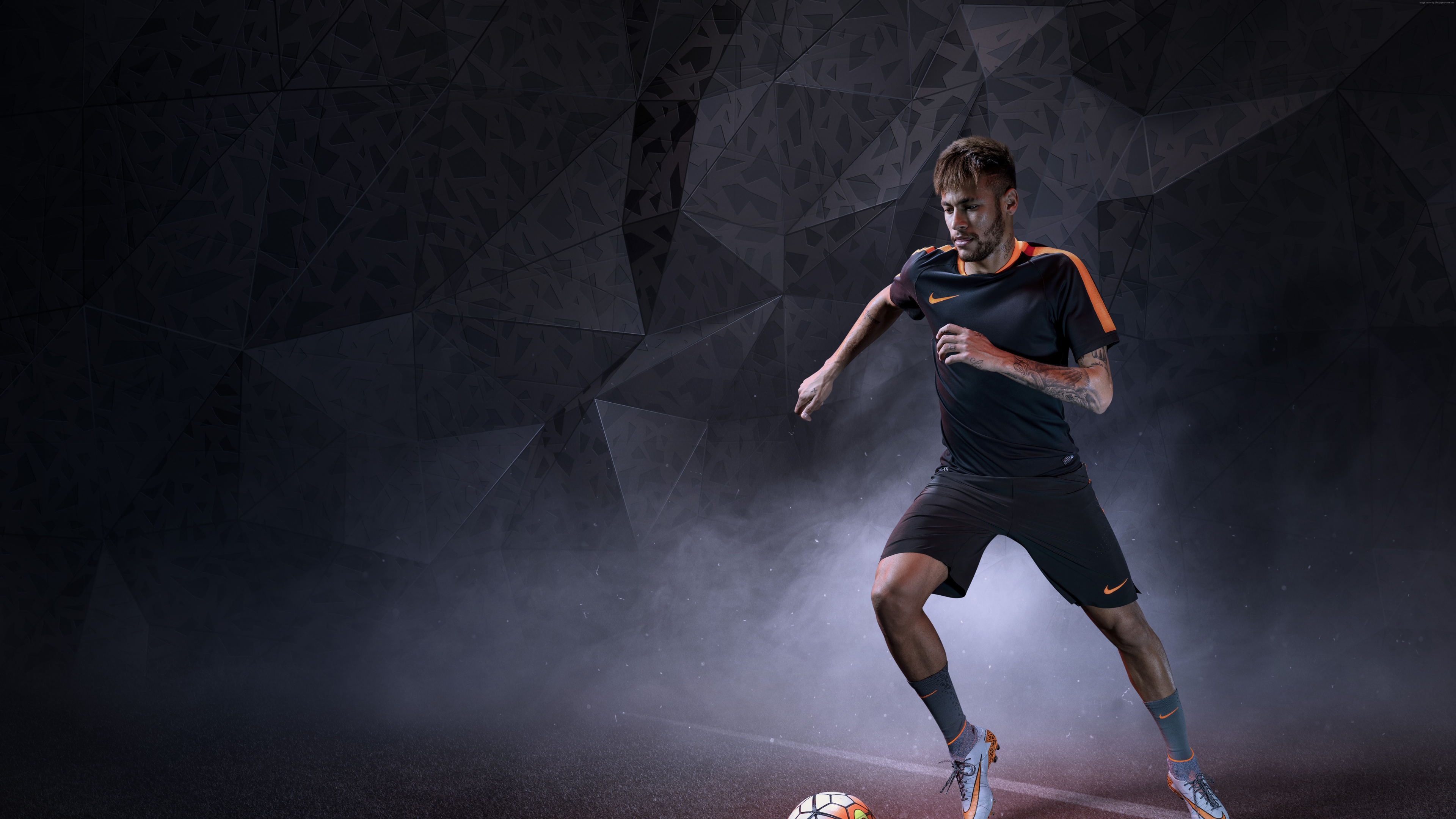 Homme en Maillot Noir et Short Jouant au Football. Wallpaper in 3840x2160 Resolution