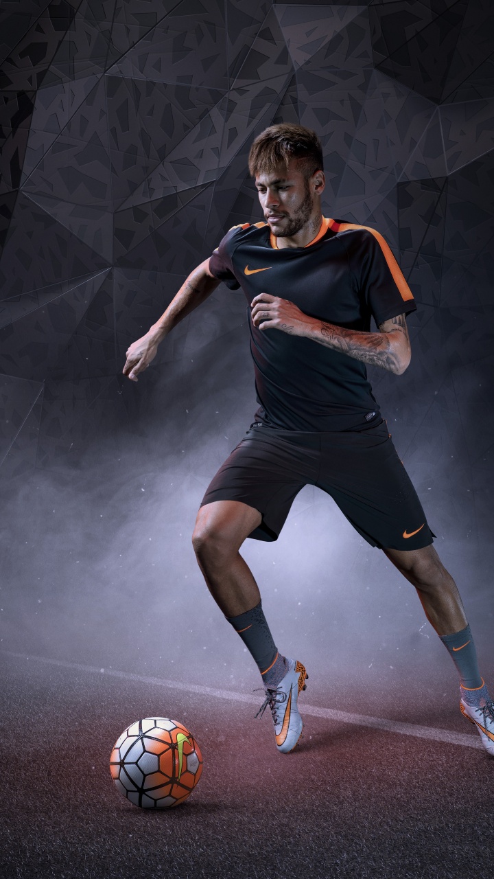 Homme en Maillot Noir et Short Jouant au Football. Wallpaper in 720x1280 Resolution