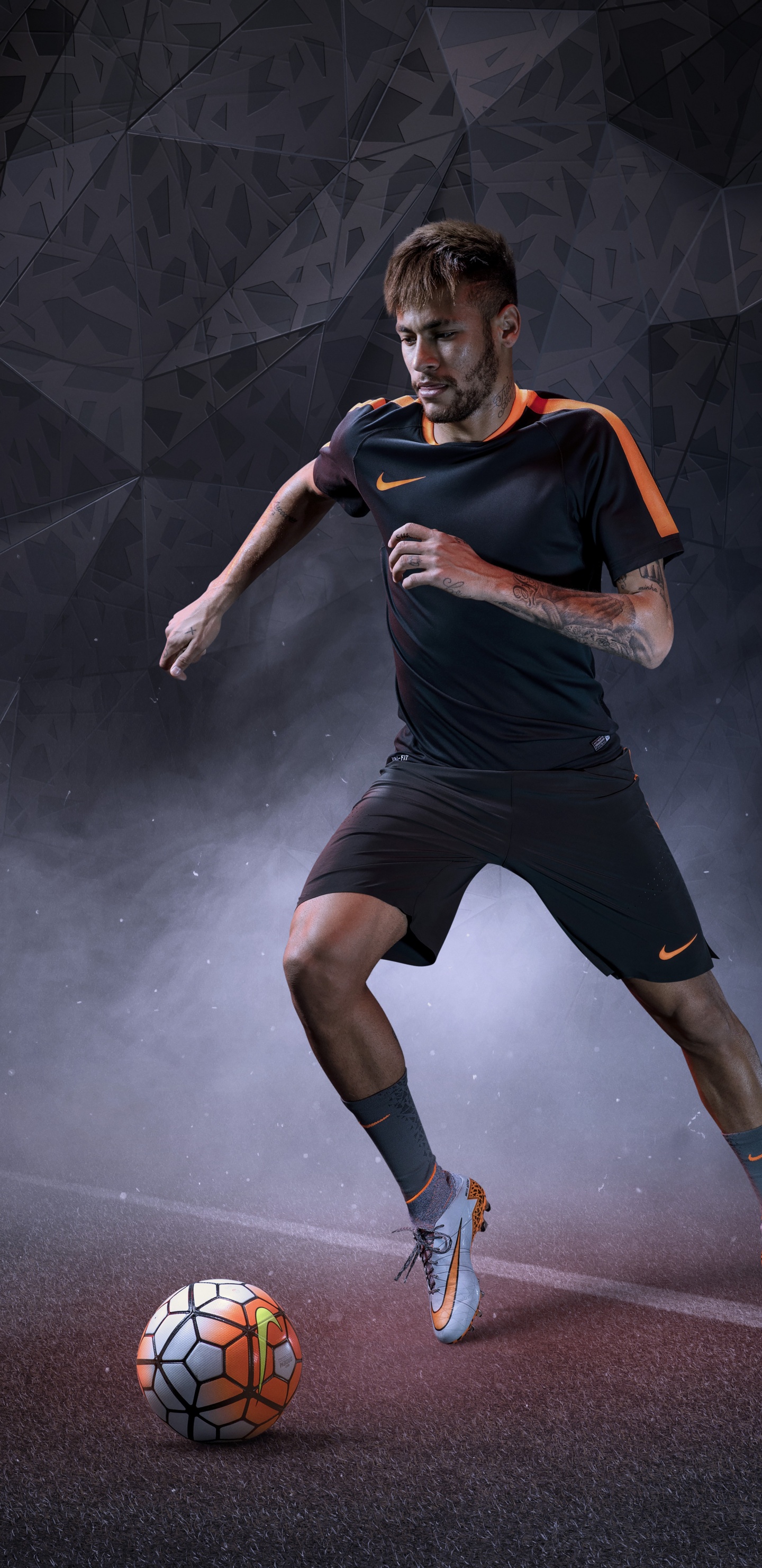 Mann in Schwarzem Trikot Und Shorts Beim Fußballspielen. Wallpaper in 1440x2960 Resolution