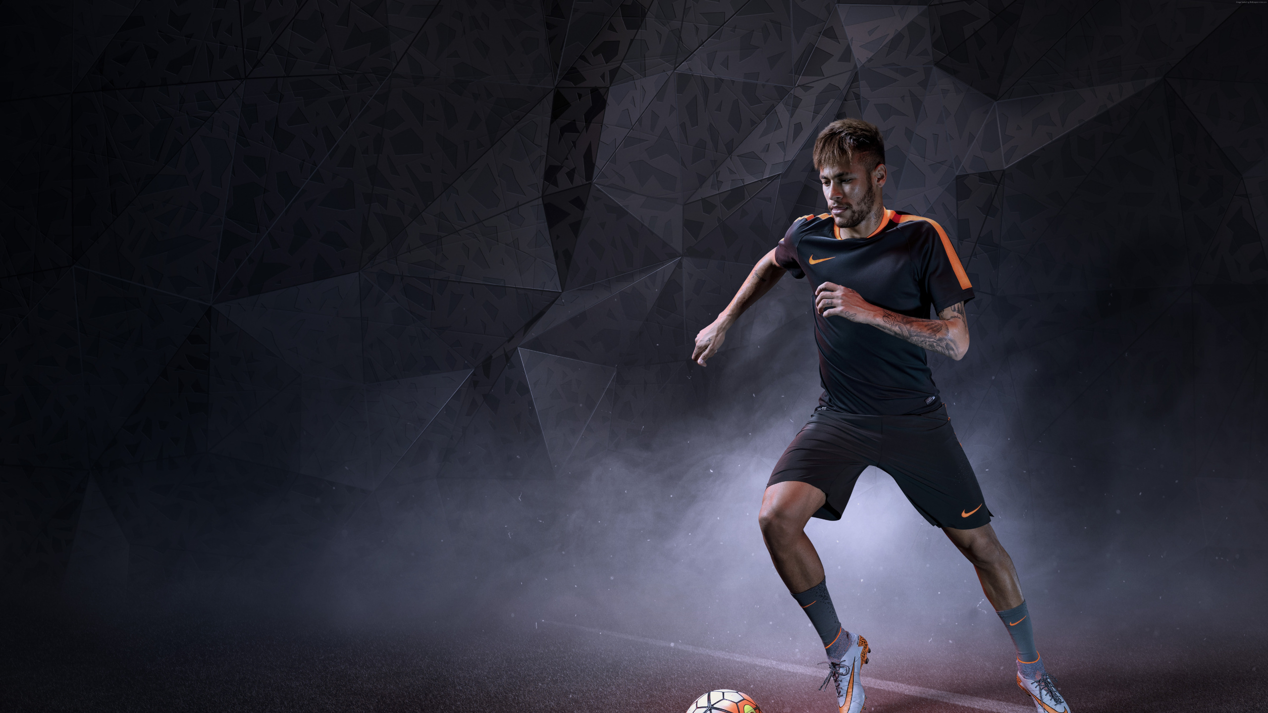 Mann in Schwarzem Trikot Und Shorts Beim Fußballspielen. Wallpaper in 2560x1440 Resolution