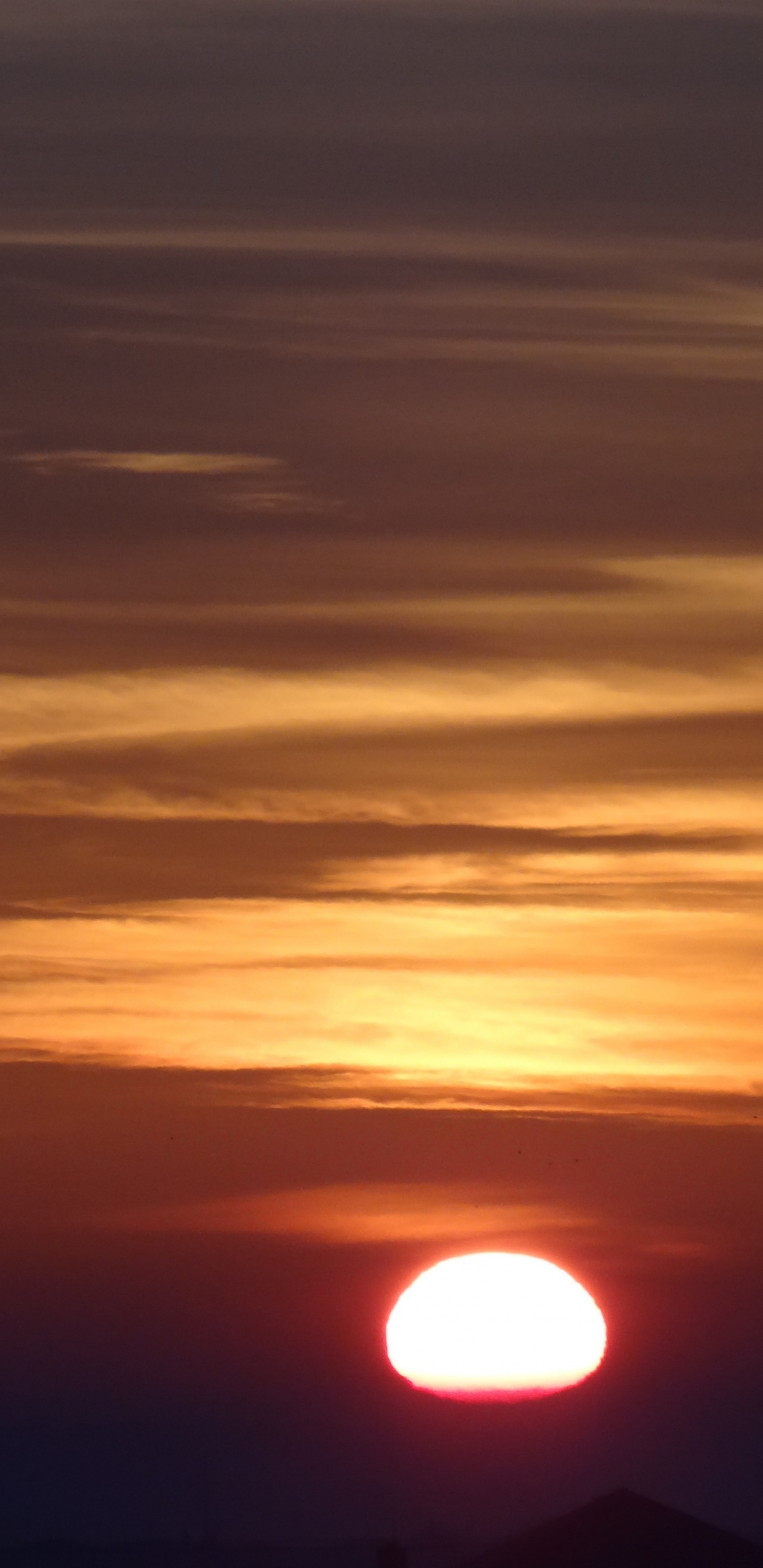 Silhouette de Montagne Pendant le Coucher du Soleil. Wallpaper in 1440x2960 Resolution