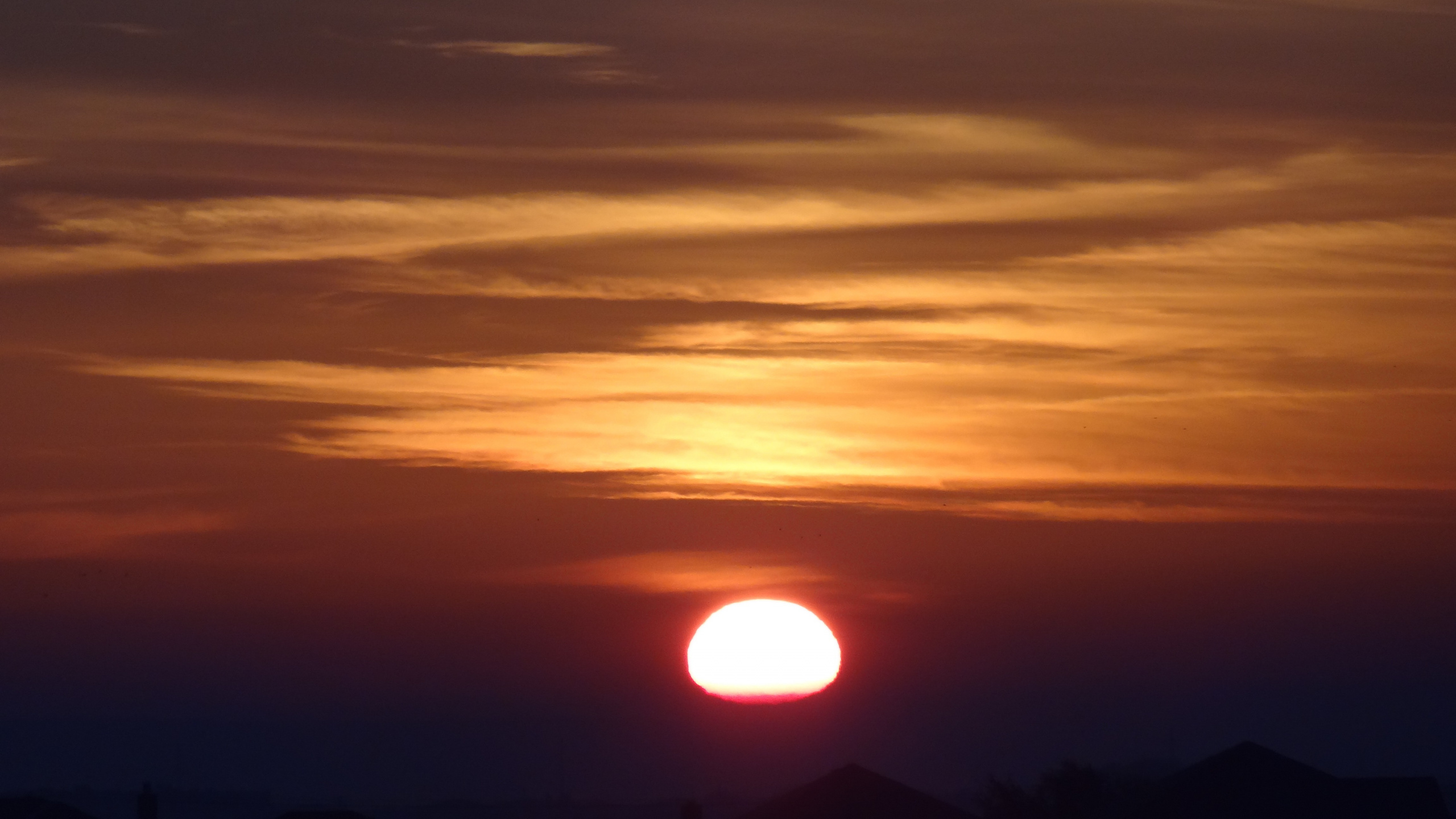 Silhouette de Montagne Pendant le Coucher du Soleil. Wallpaper in 2560x1440 Resolution
