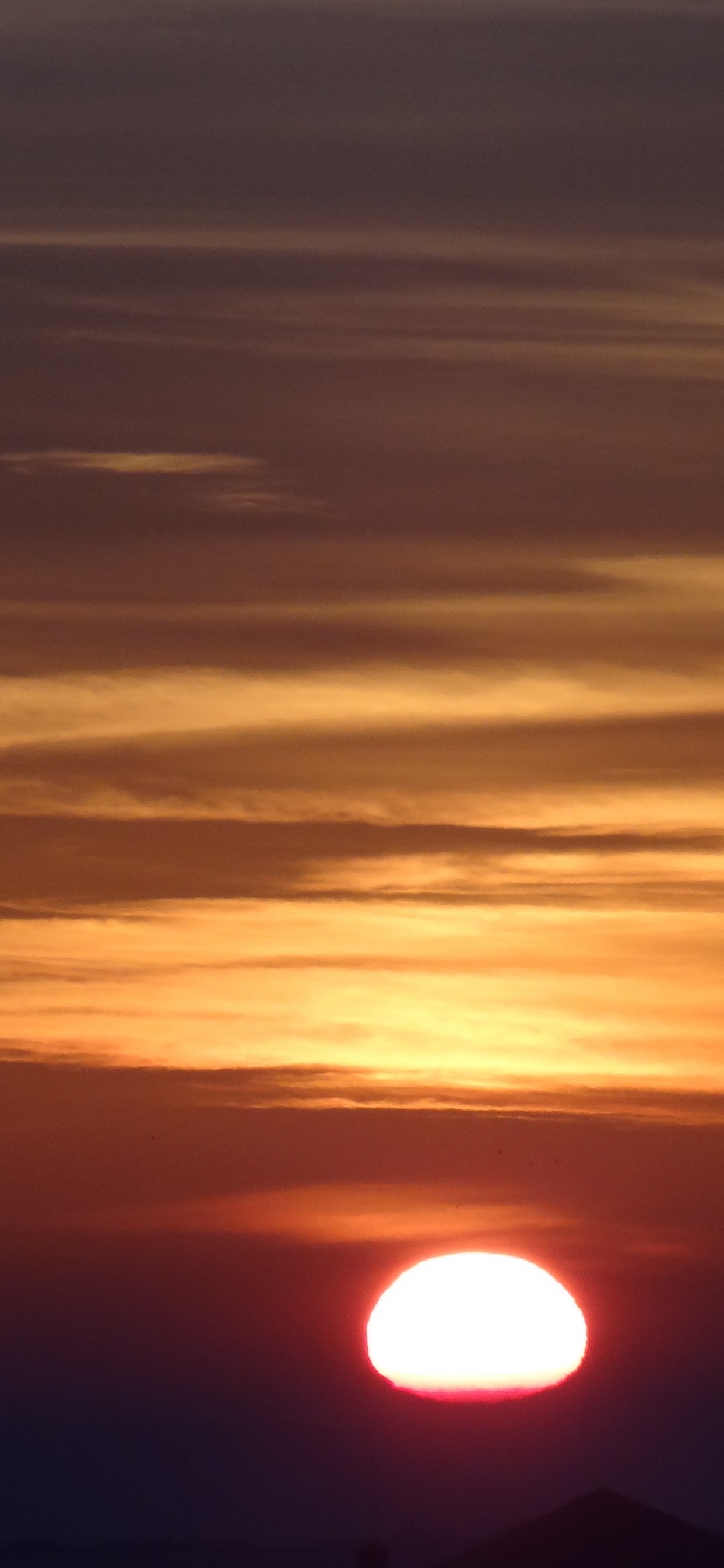 Silhouette Des Berges Bei Sonnenuntergang. Wallpaper in 1242x2688 Resolution