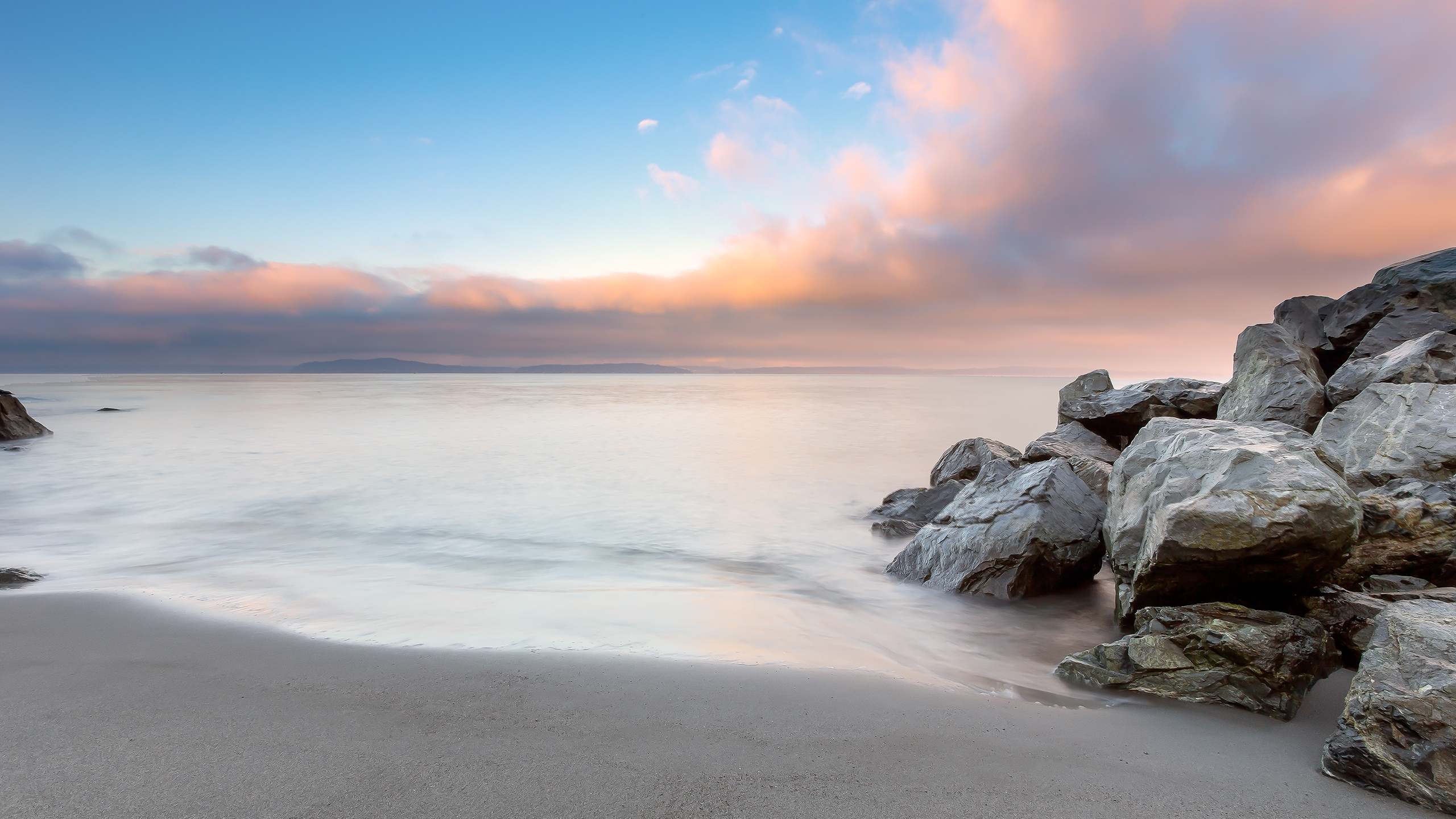 Graue Felsen am Meer Bei Sonnenuntergang. Wallpaper in 2560x1440 Resolution