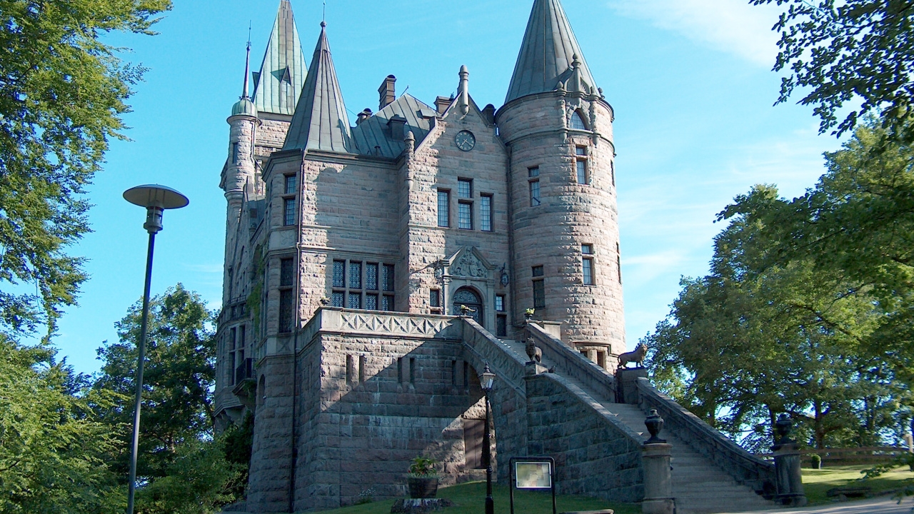 Grey Concrete Castle Under Blue Sky During Daytime. Wallpaper in 1280x720 Resolution