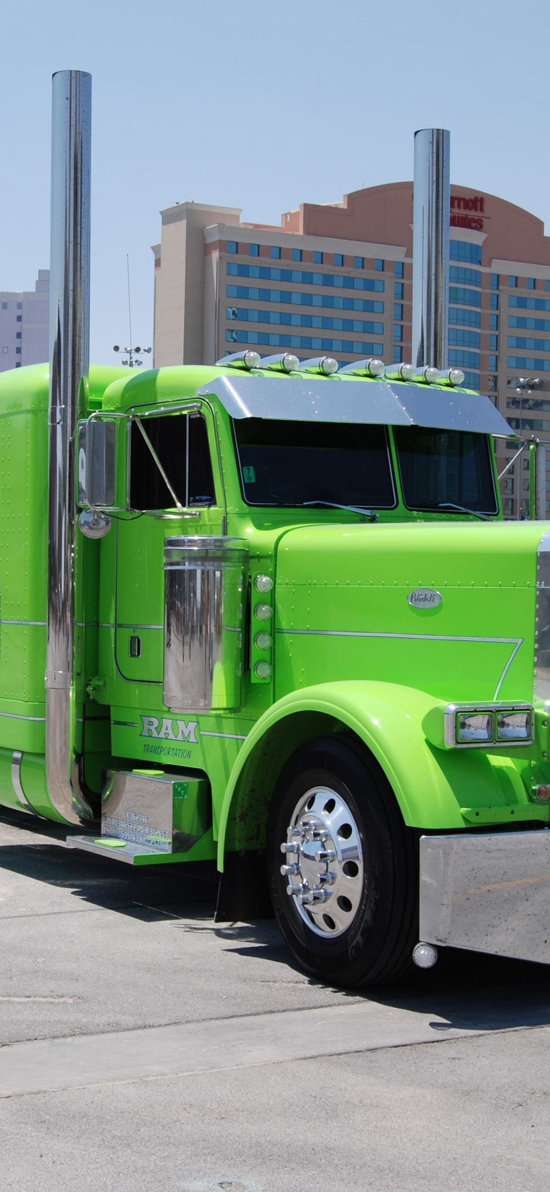Camion de Fret Vert Sur Route Pendant la Journée. Wallpaper in 1125x2436 Resolution