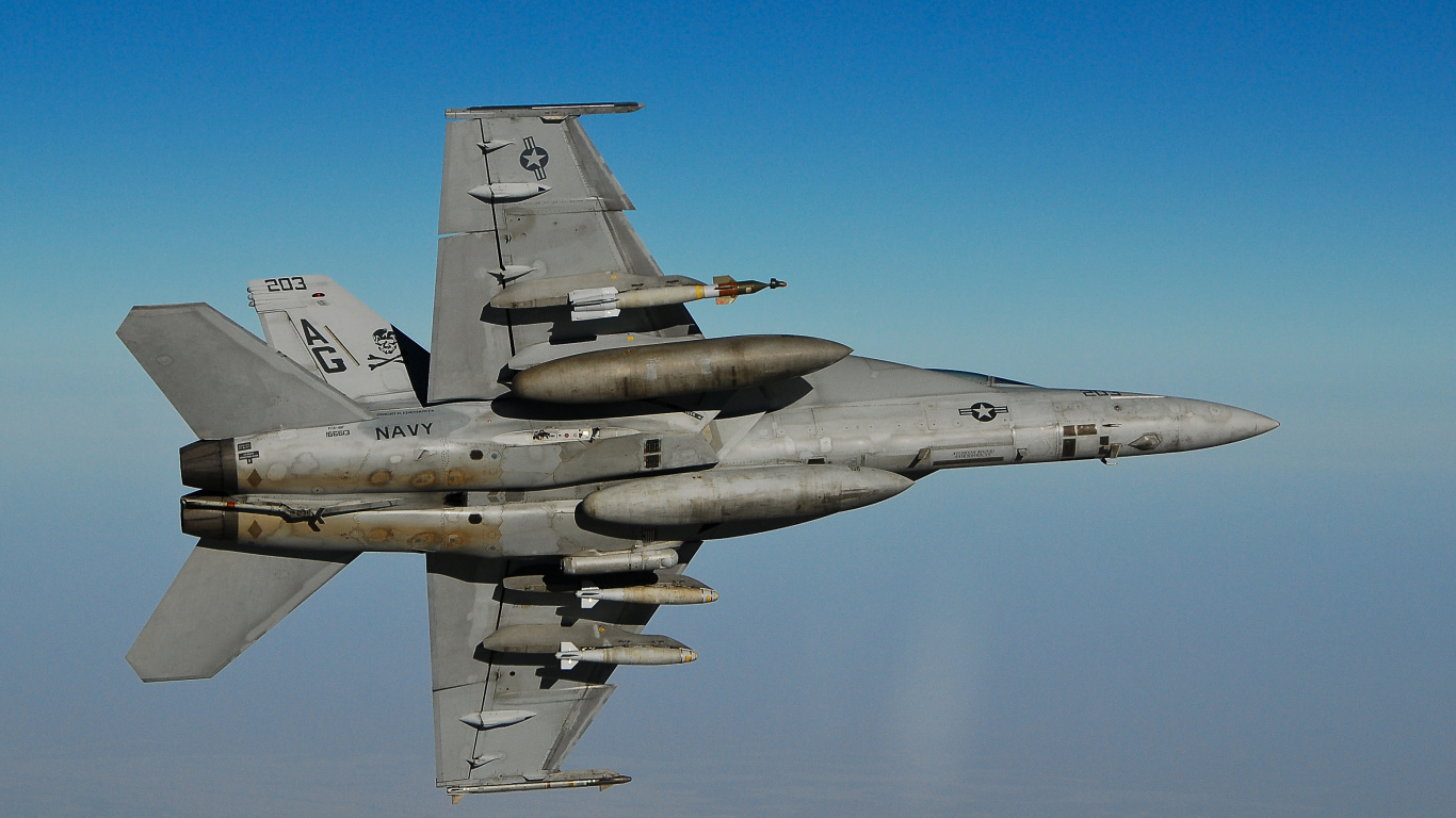 Avión de Combate Gris Volando en el Cielo Durante el Día. Wallpaper in 1366x768 Resolution