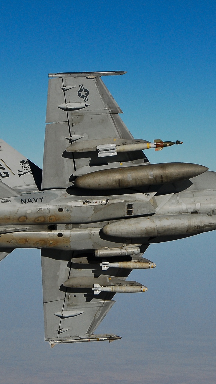 Avión de Combate Gris Volando en el Cielo Durante el Día. Wallpaper in 720x1280 Resolution